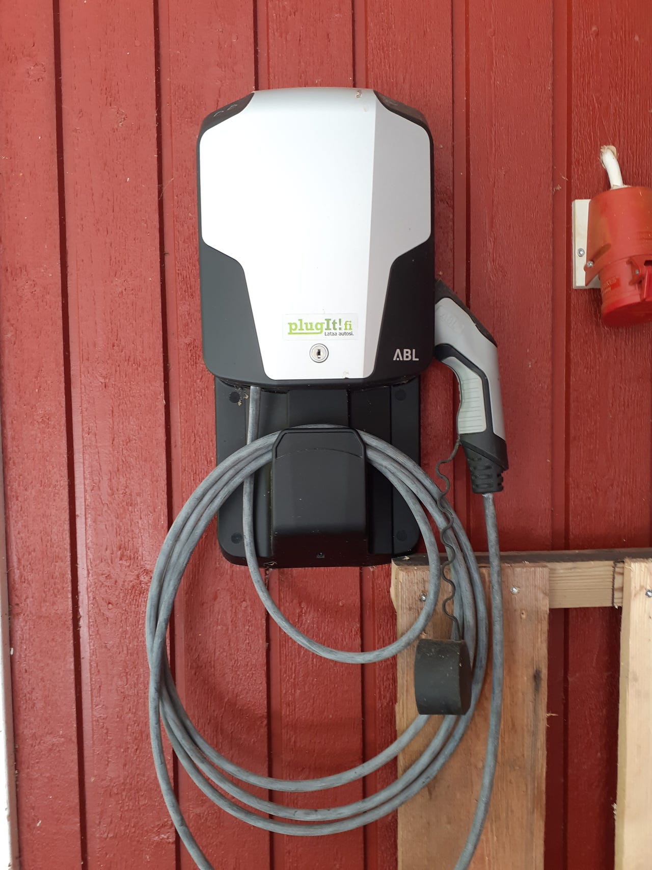 Myytävänä auton latausasema