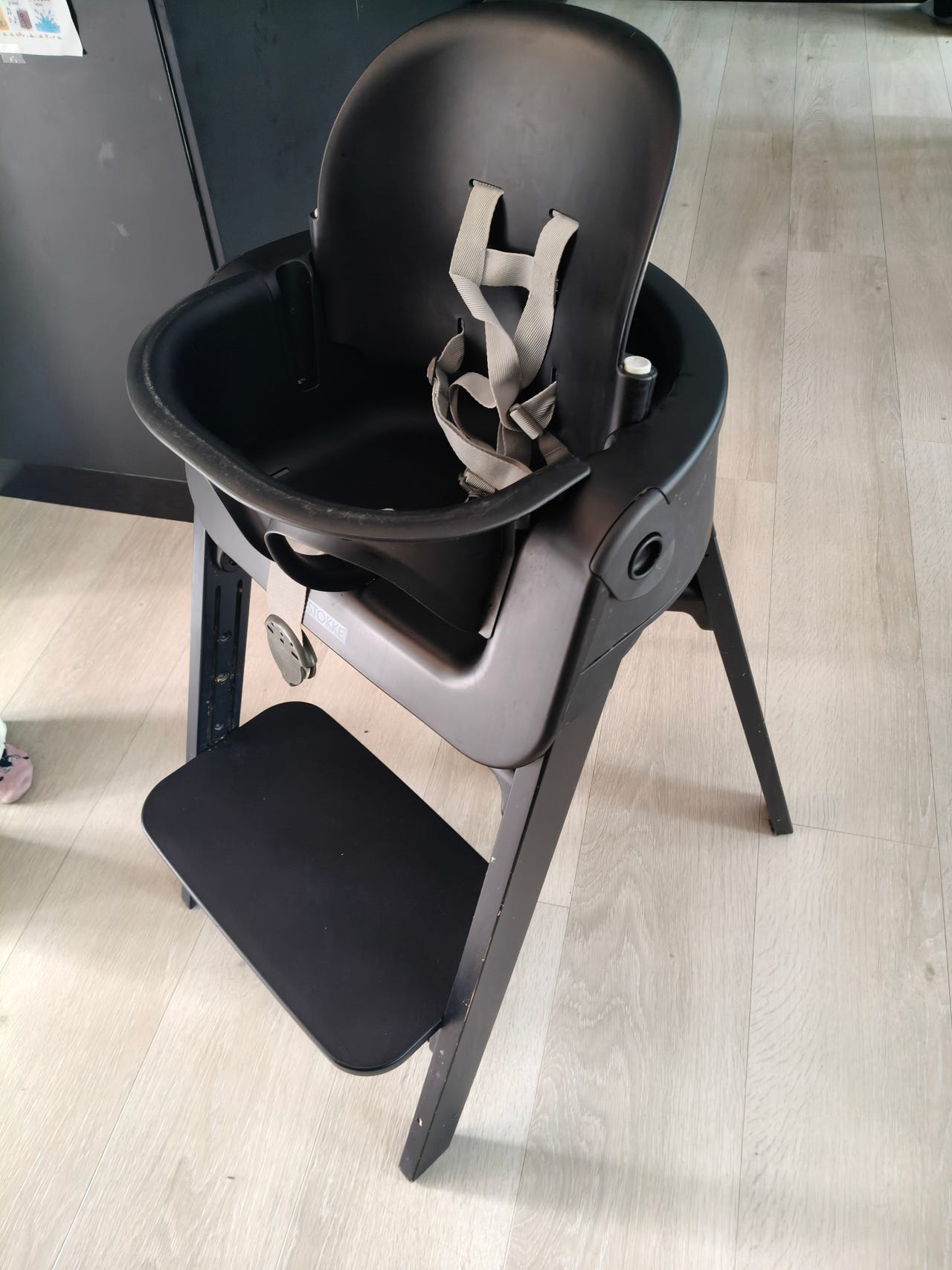 Musta Stokke Steps tuoli