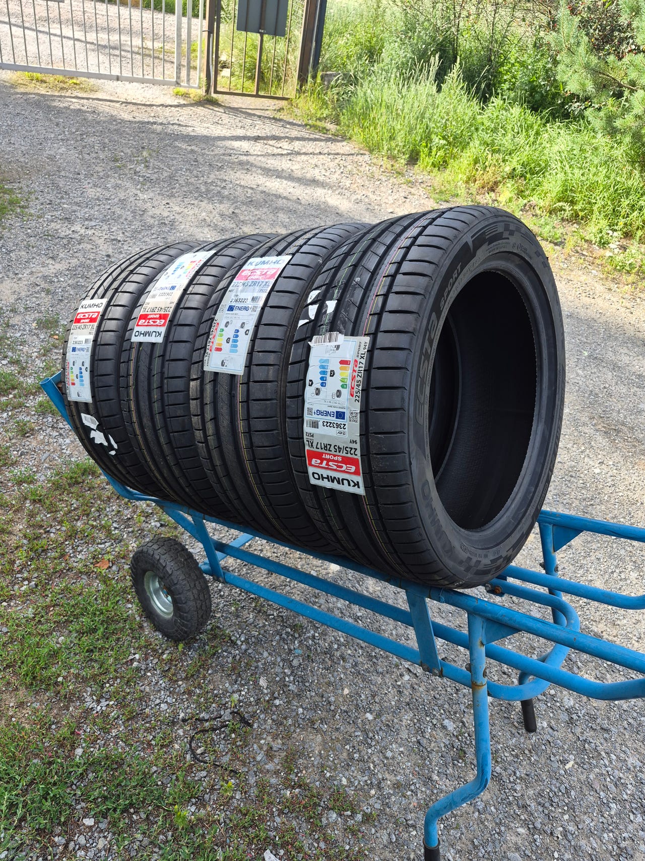 Uudet 225/45/17 kesärenkaat