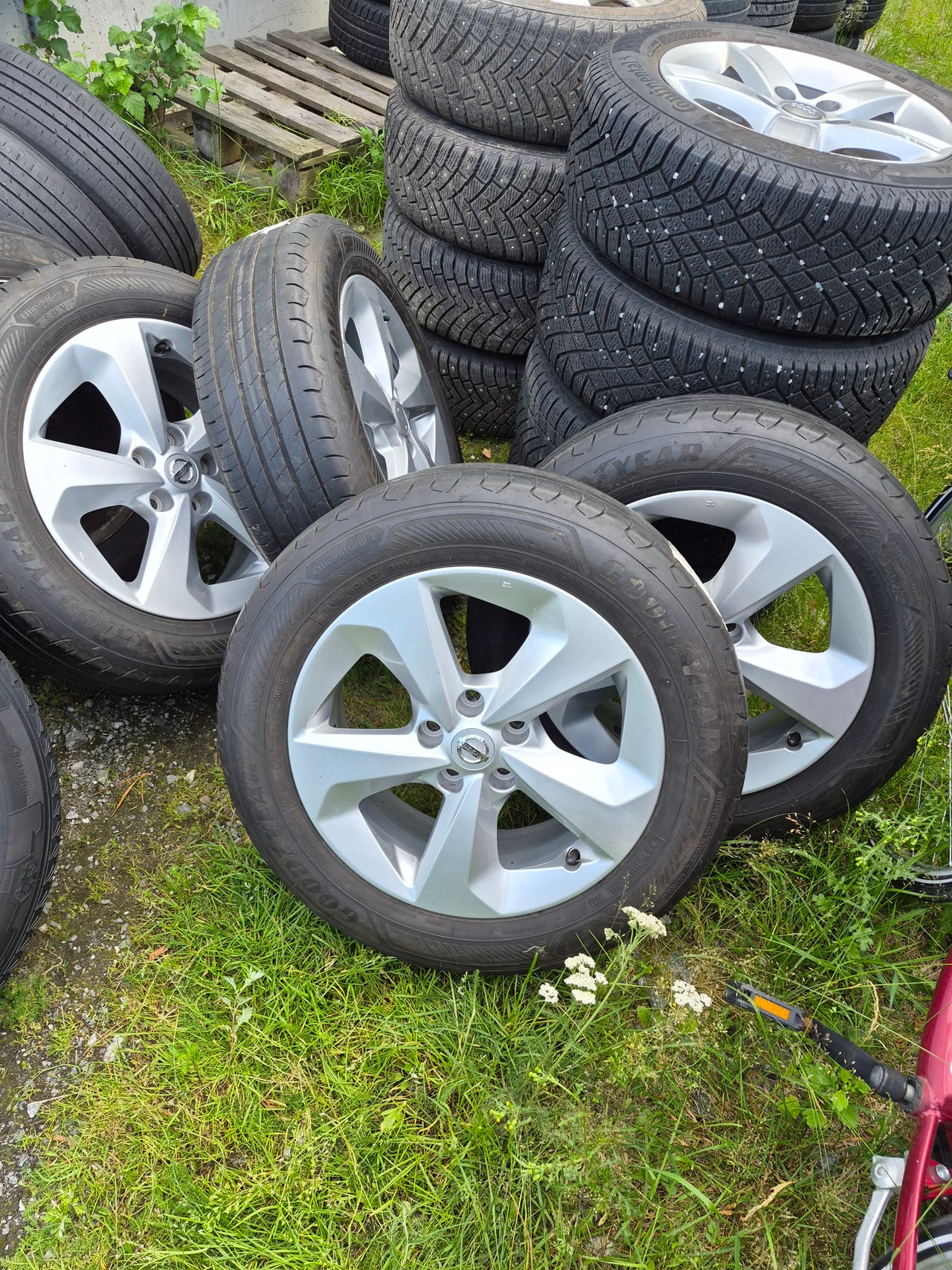 17 alumiinivanteet kesärenkailla