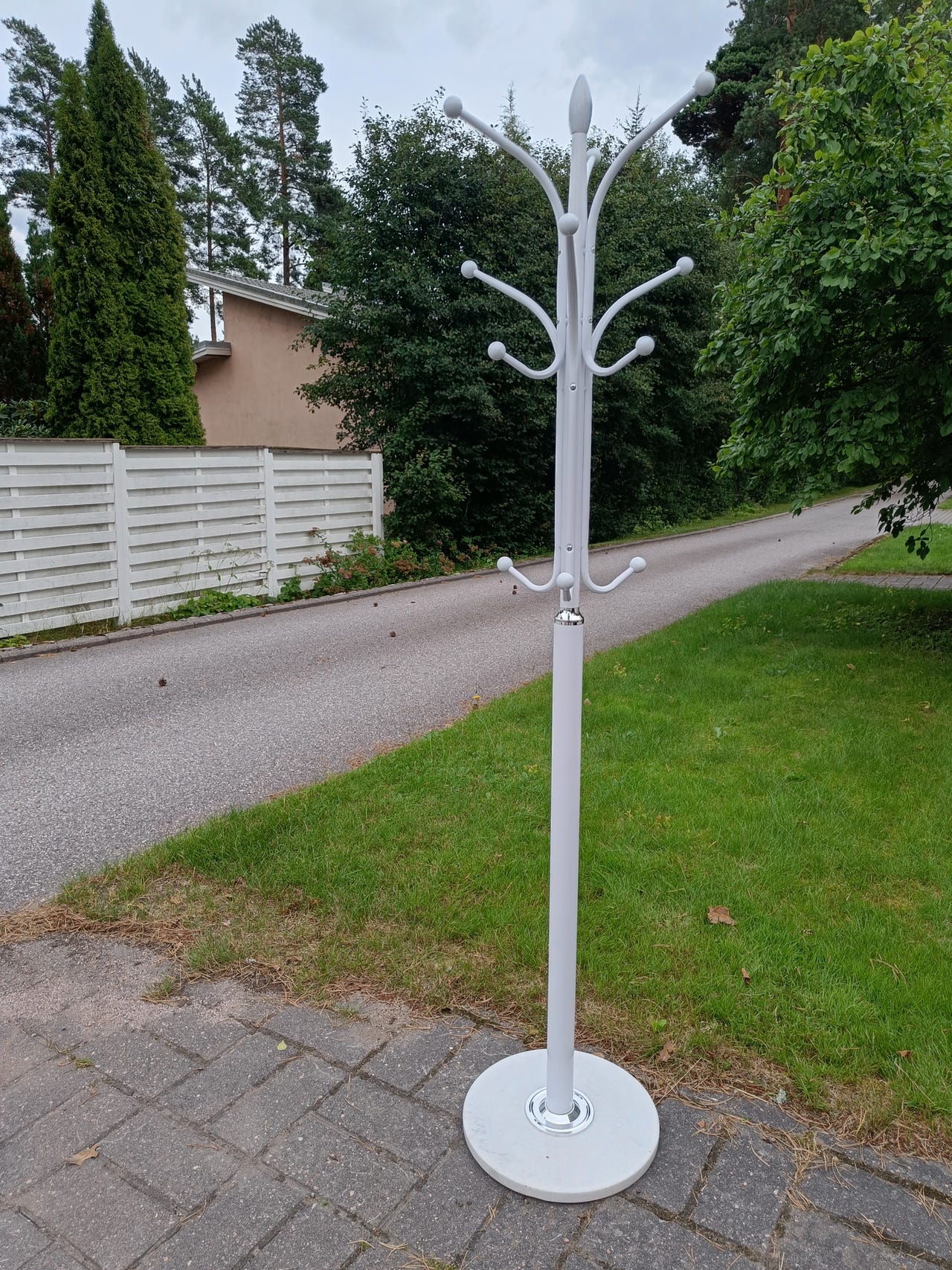 Valkoinen naulakko