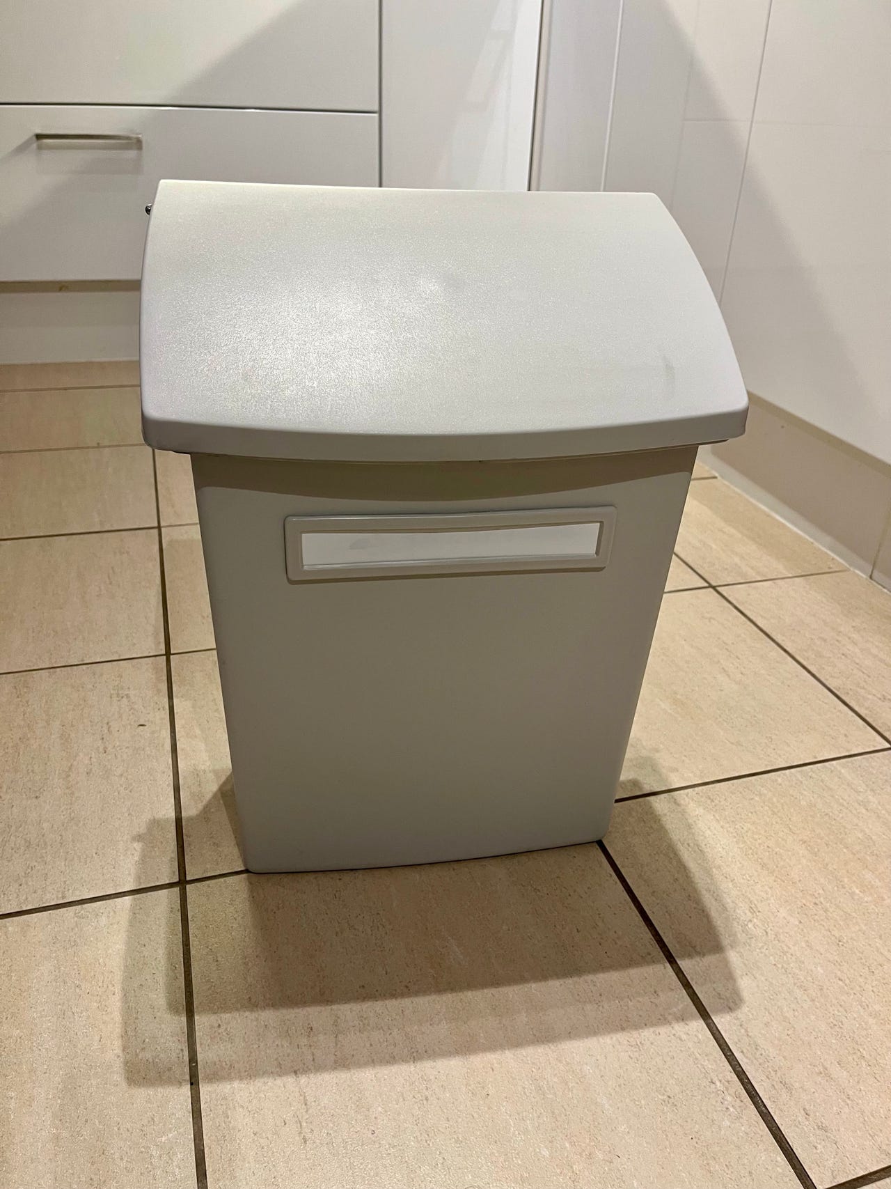 Harmaa postilaatikko seinäkiinnityksellä
