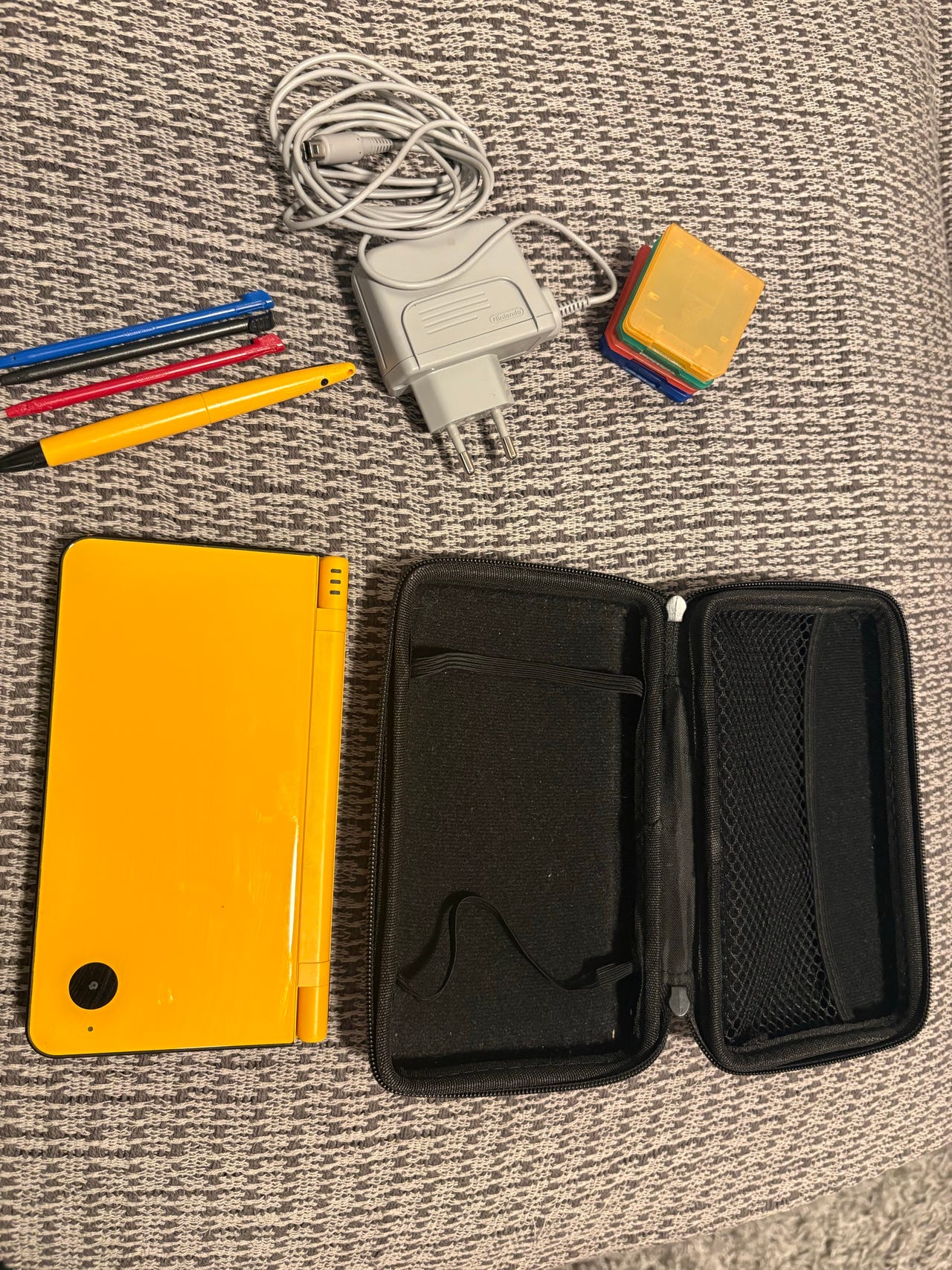 Nintendo DSi XL keltainen käsikonsoli