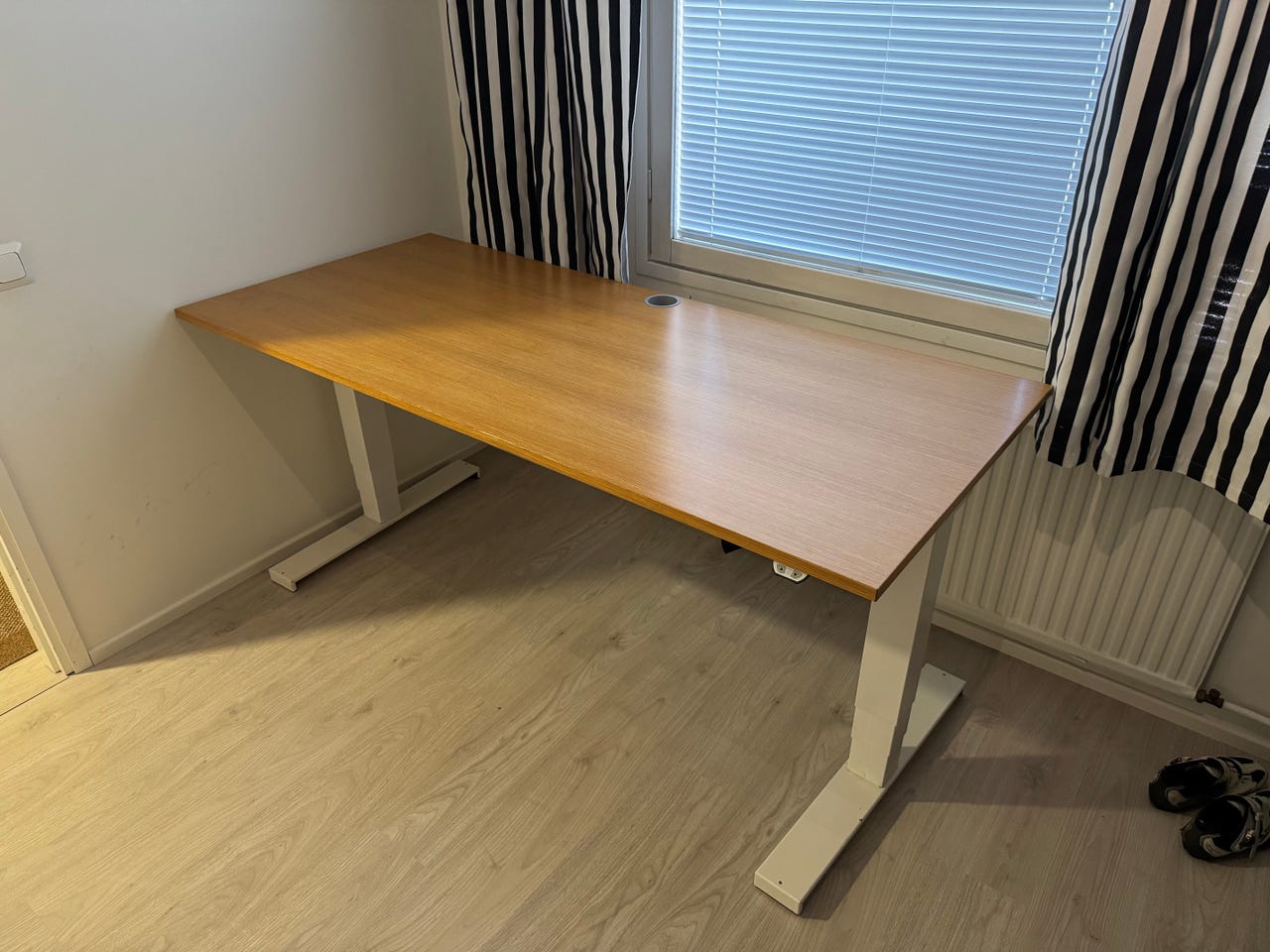 Sähkösäädettävä työpöytä