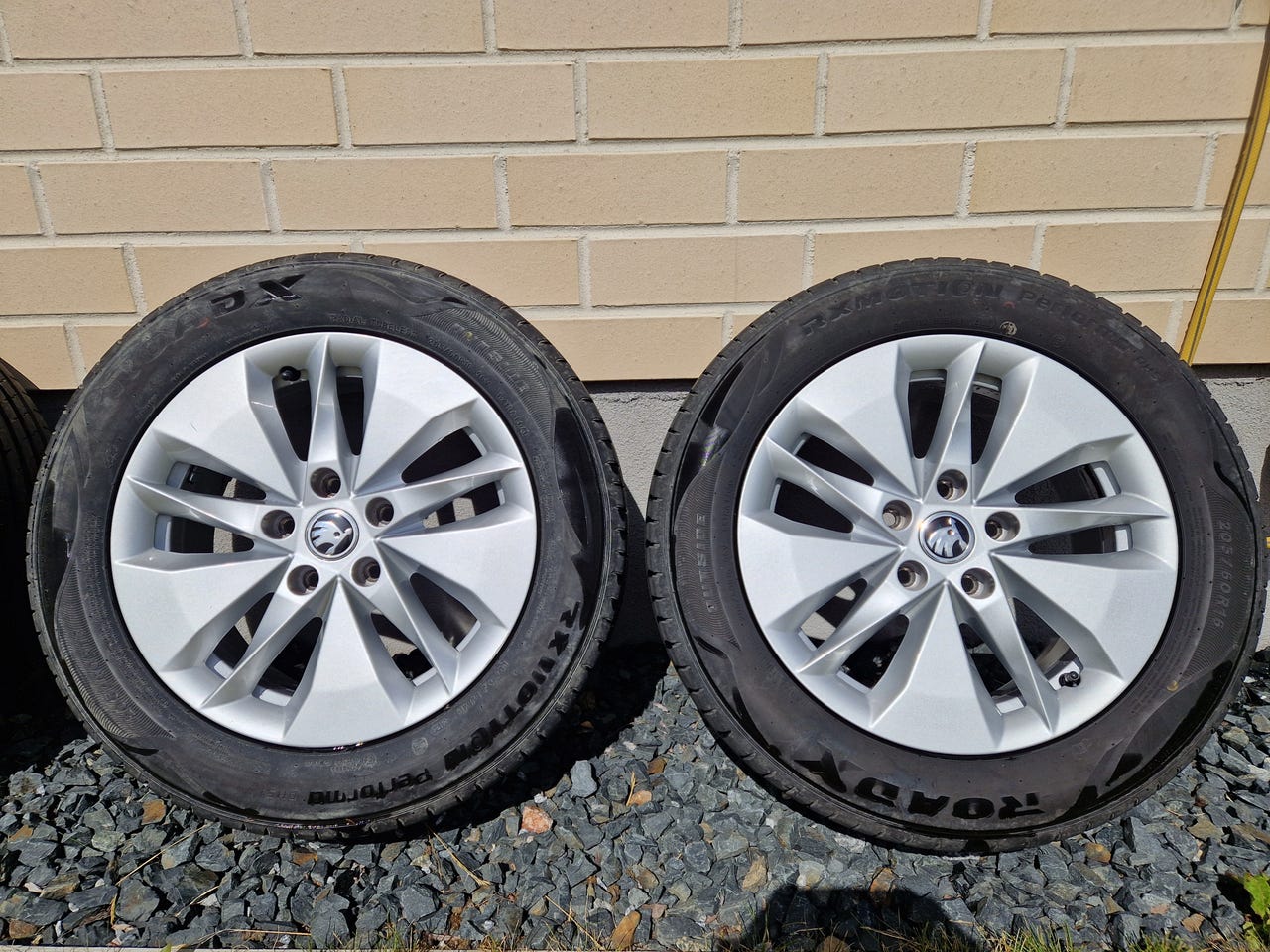 Alkuperäiset 16 Skoda-vanteet kesärenkailla