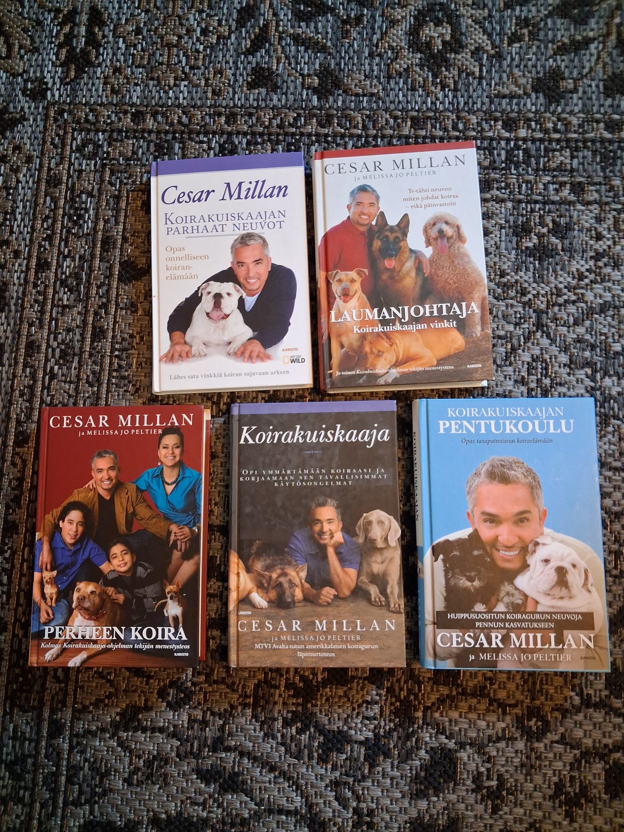 Koirakuiskaaja Cesar Millan kirjat