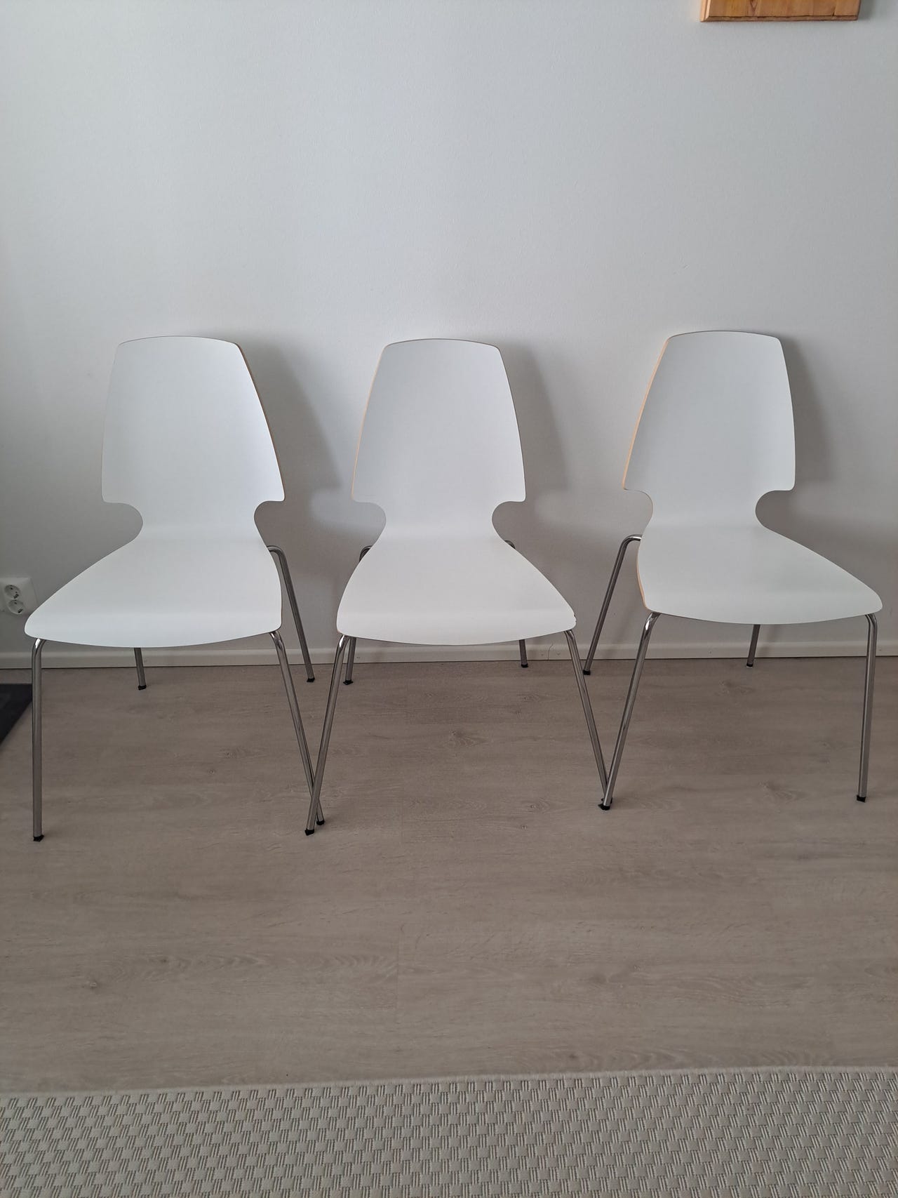 Valkoiset tuolit 3-4kpl