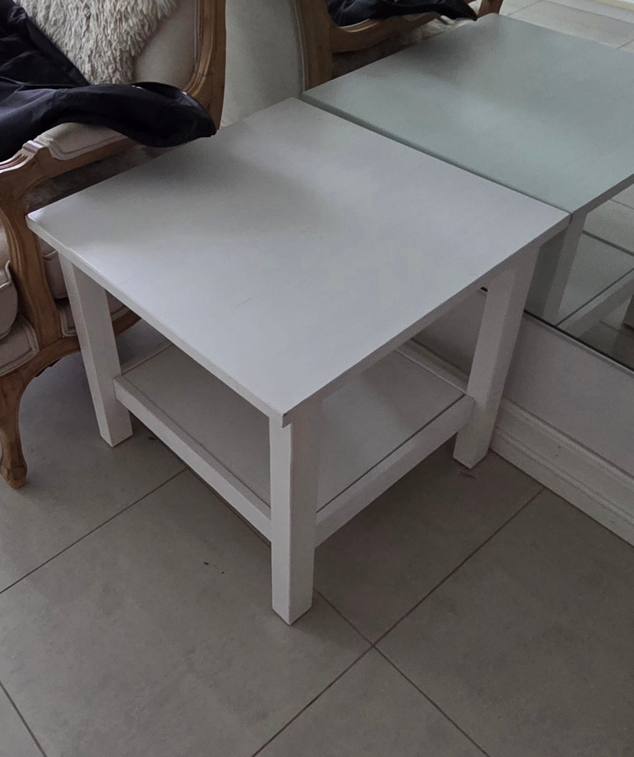 IKEA valkoinen sivupöytä hyllyllä