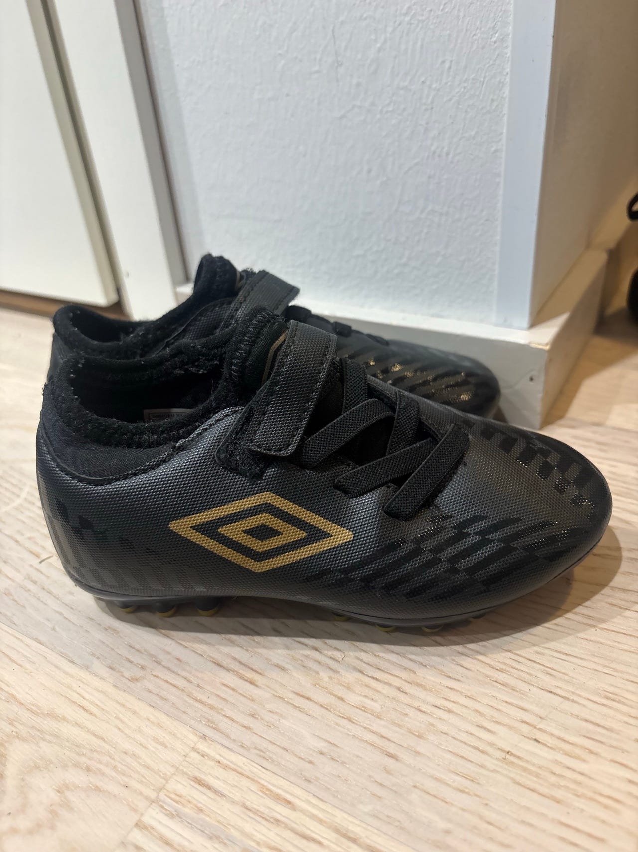 Umbro jalkapallokengät koko 29 musta