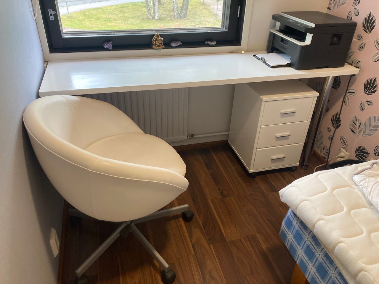 Annetaan työpöytä/lipasto ja työtuoli
