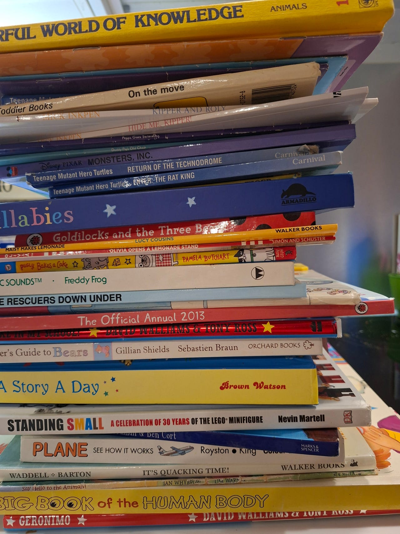 Large bundle of children's books in English (Peppa Pig, Turtles,