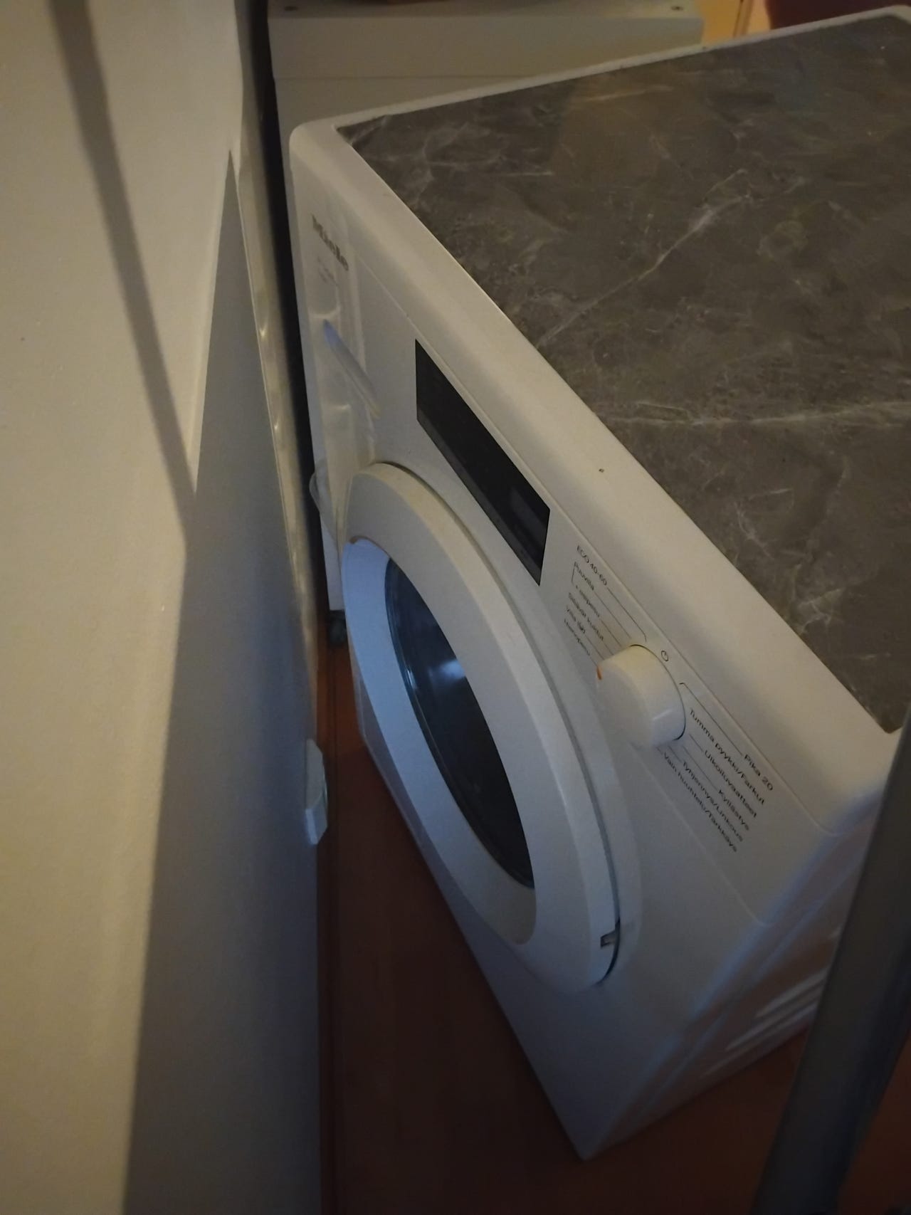 Miele edestä täytettävä pesukone valkoinen