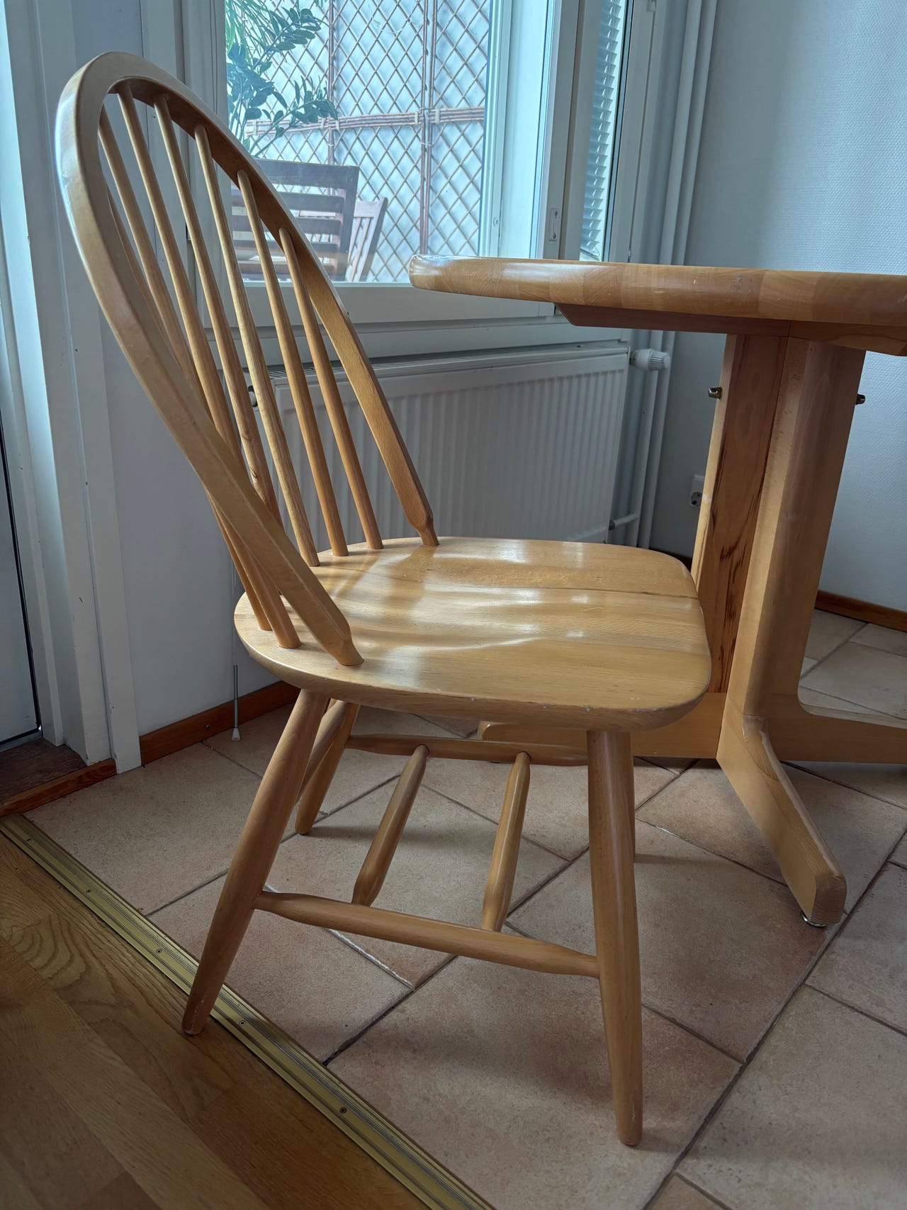 Puinen neljän hengen ruokailuryhmä
