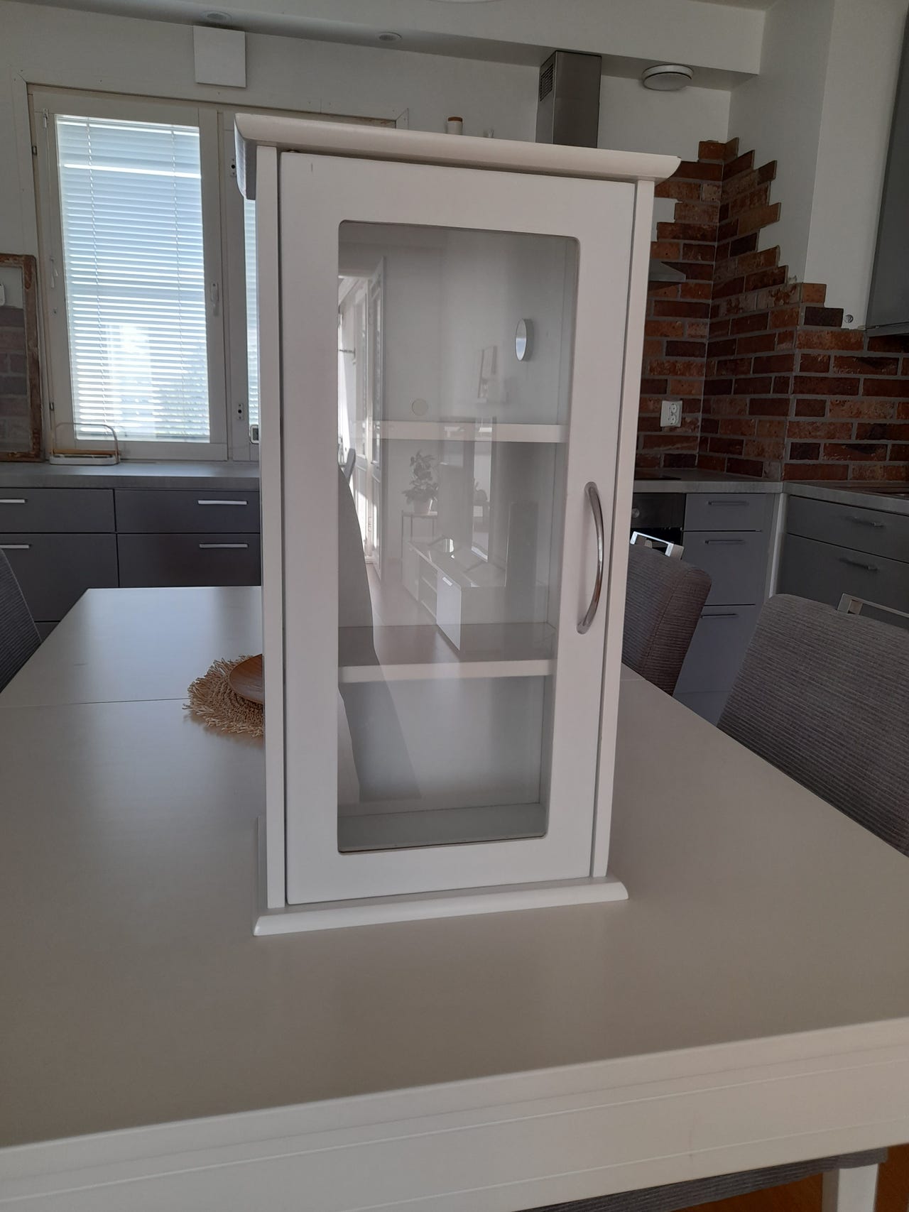 Pieni valkoinen seinäkaappi