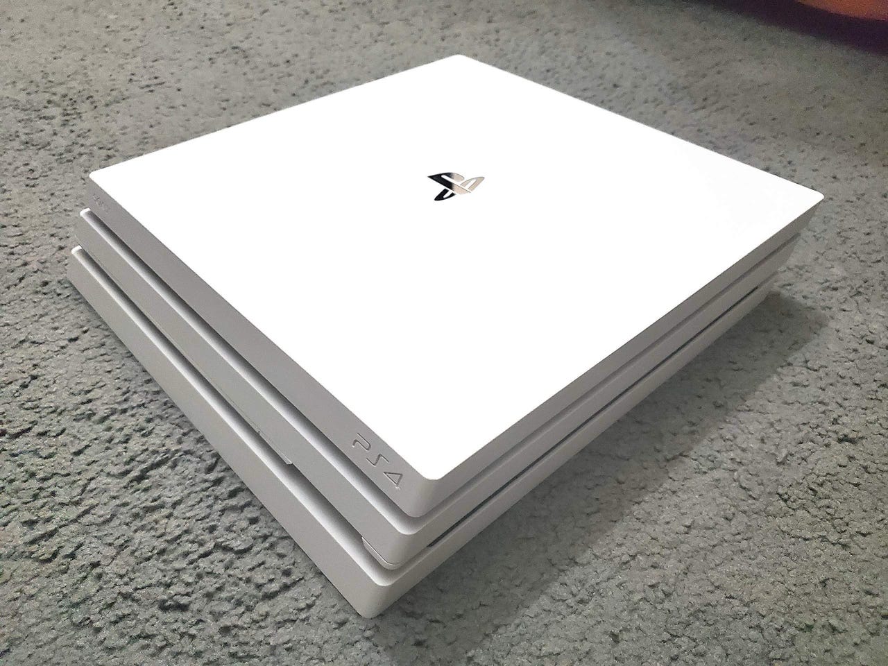 PlayStation 4 Pro (+3 Ohjainta)