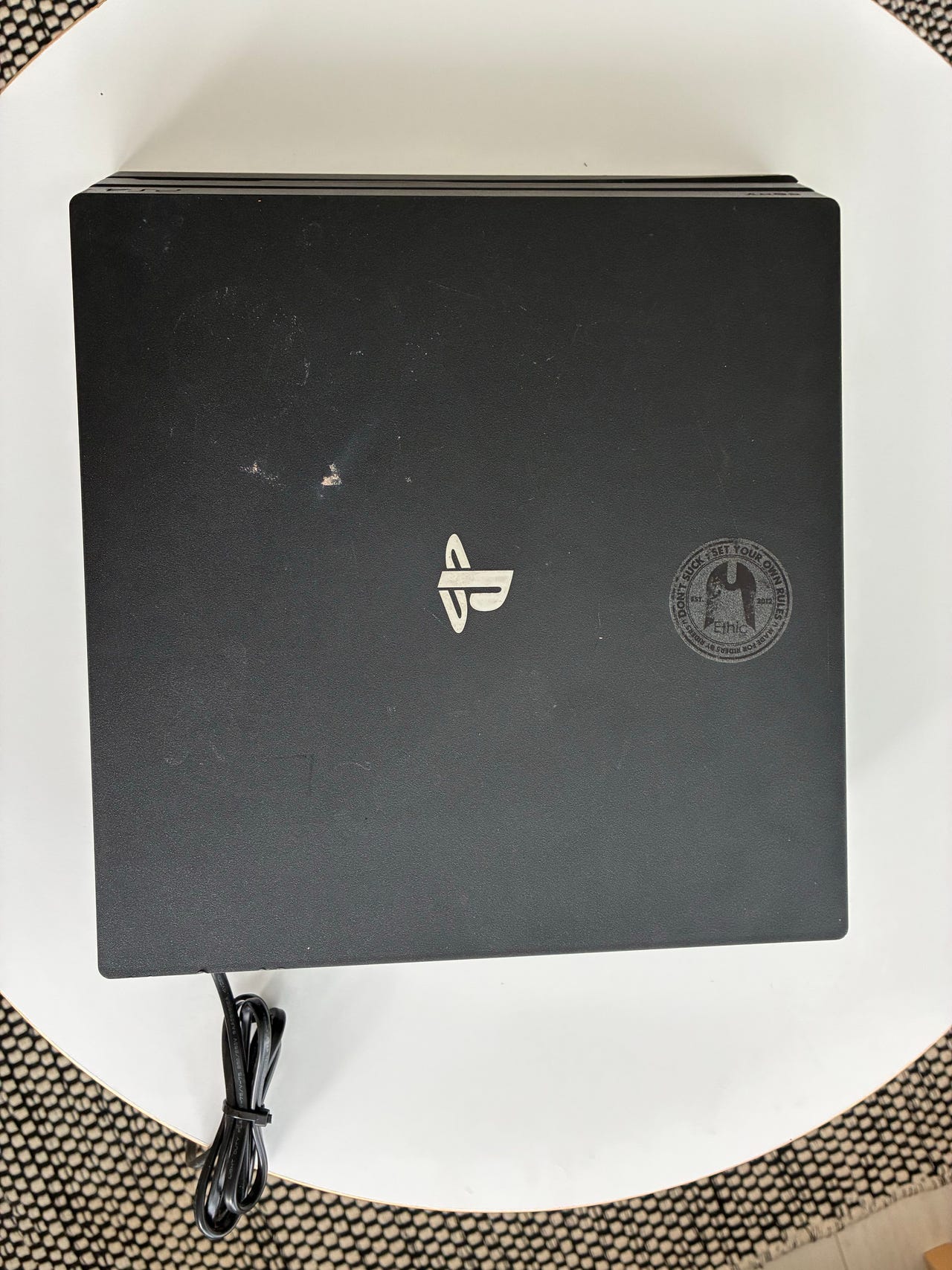 Sony PlayStation 4 pelikonsoli + 2 ohjainta