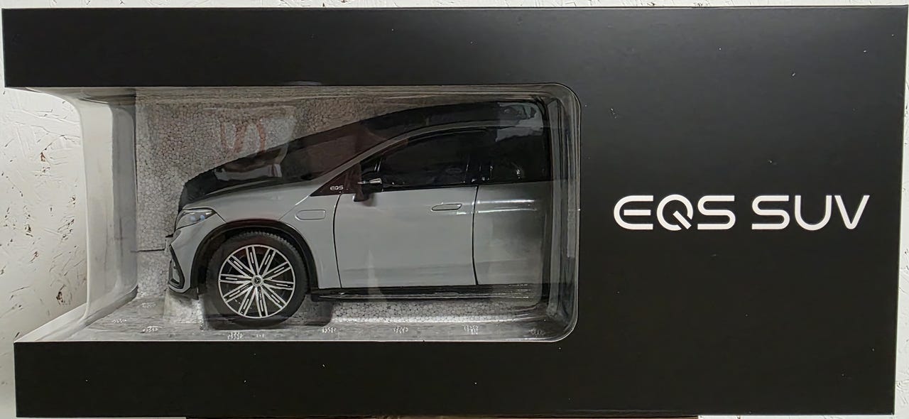 Mercedes-Benz EQS SUV 1:18 pienoismalli