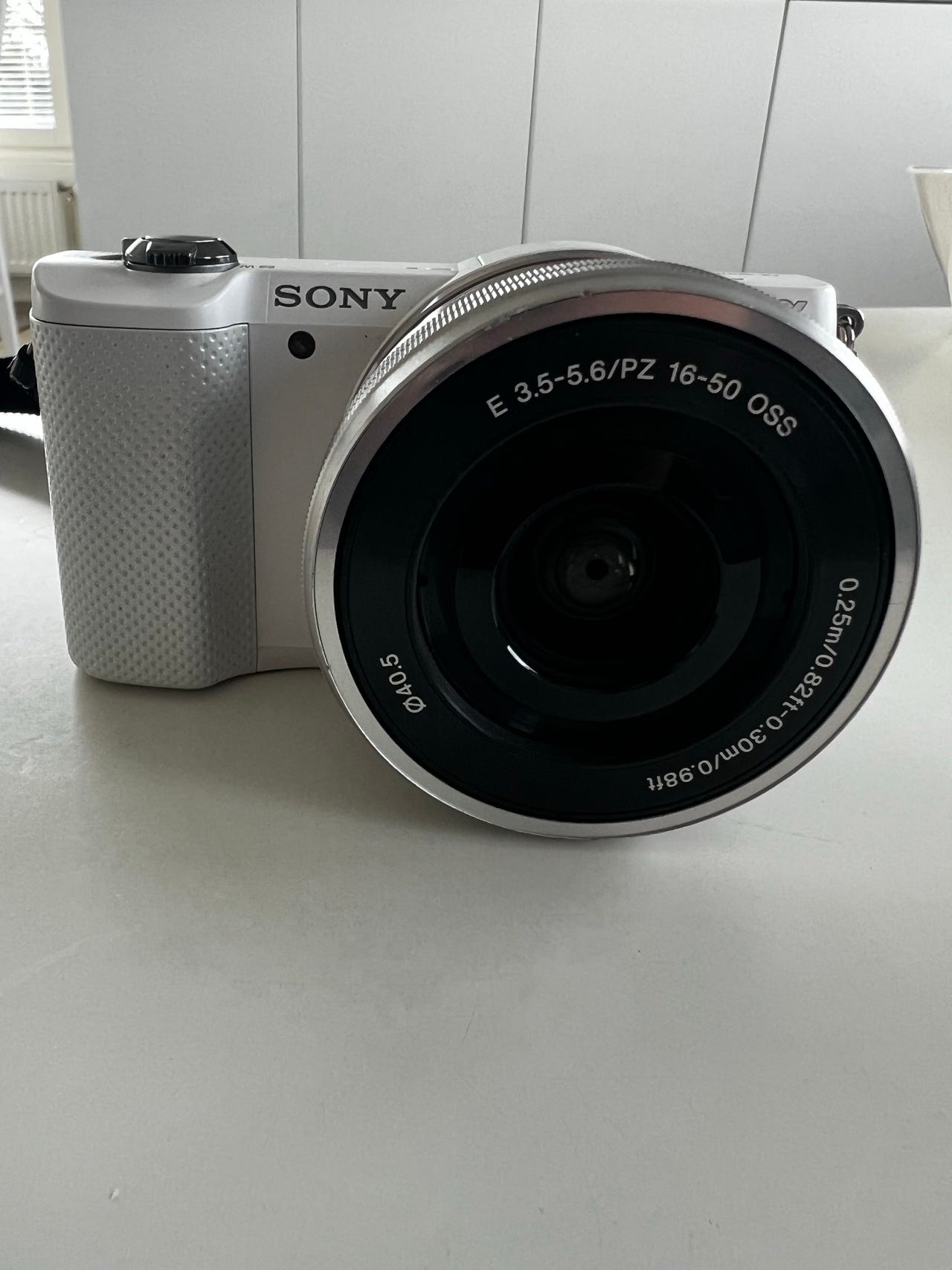 Sony a5000 digikamera 16–50mm objektiivilla, valkoinen