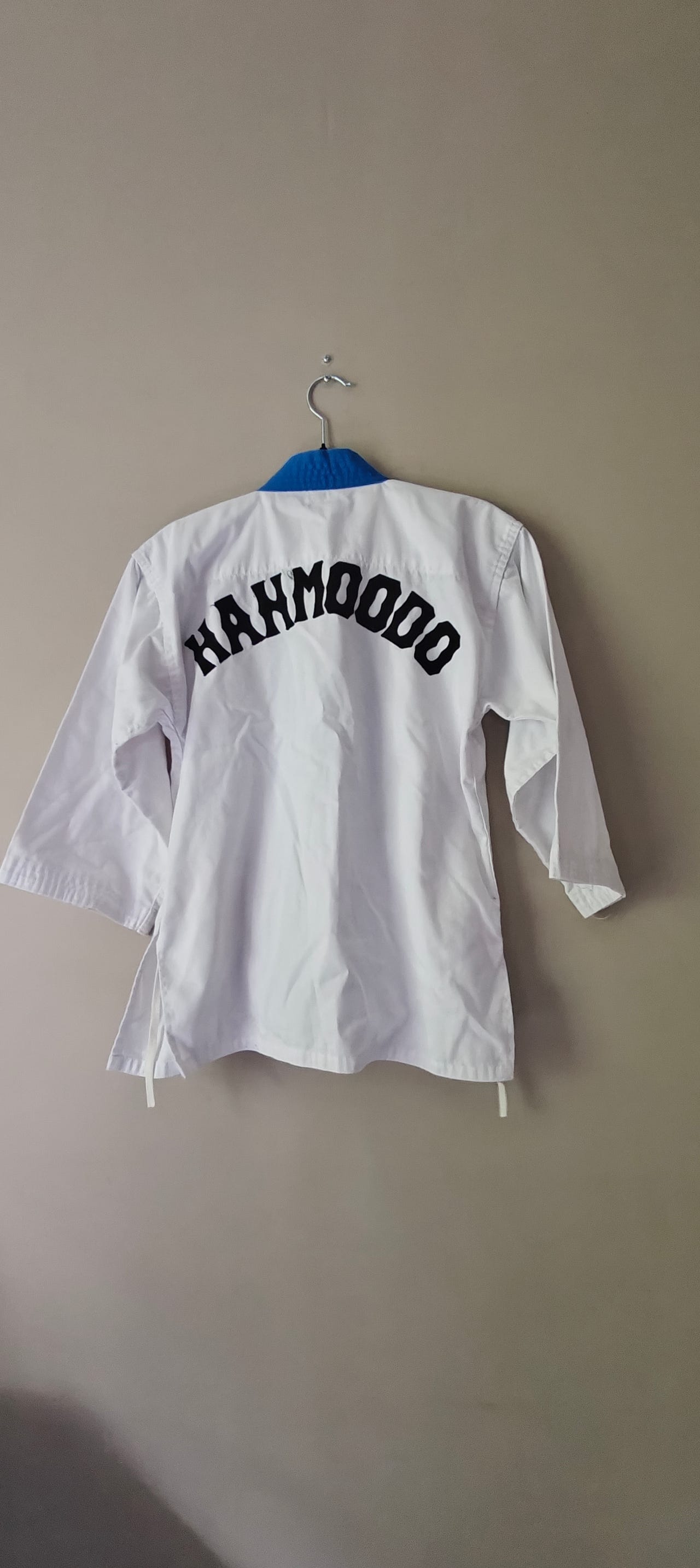 Hanmoodo takki, housut ja valkoinen vyö