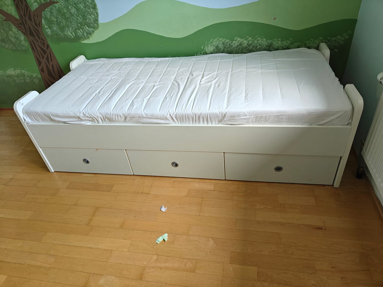 Sänky säilytyslaatikoilla