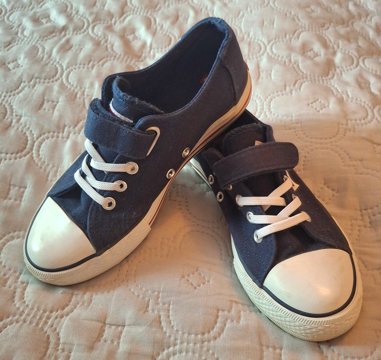 Levi's tummansiniset tarratennarit, 35