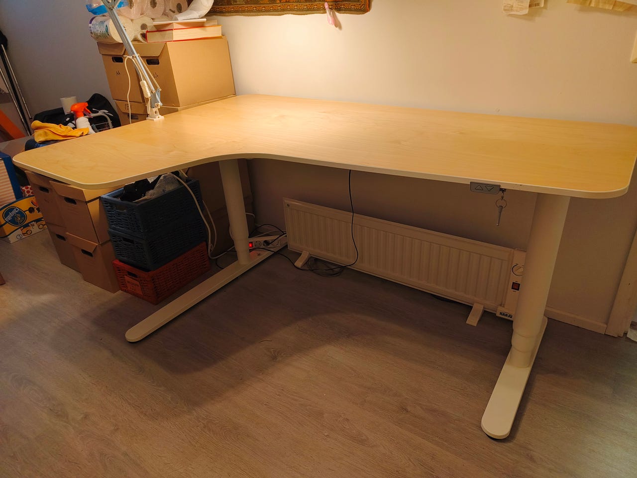 Työpöytä, säädettävä, sähköinen