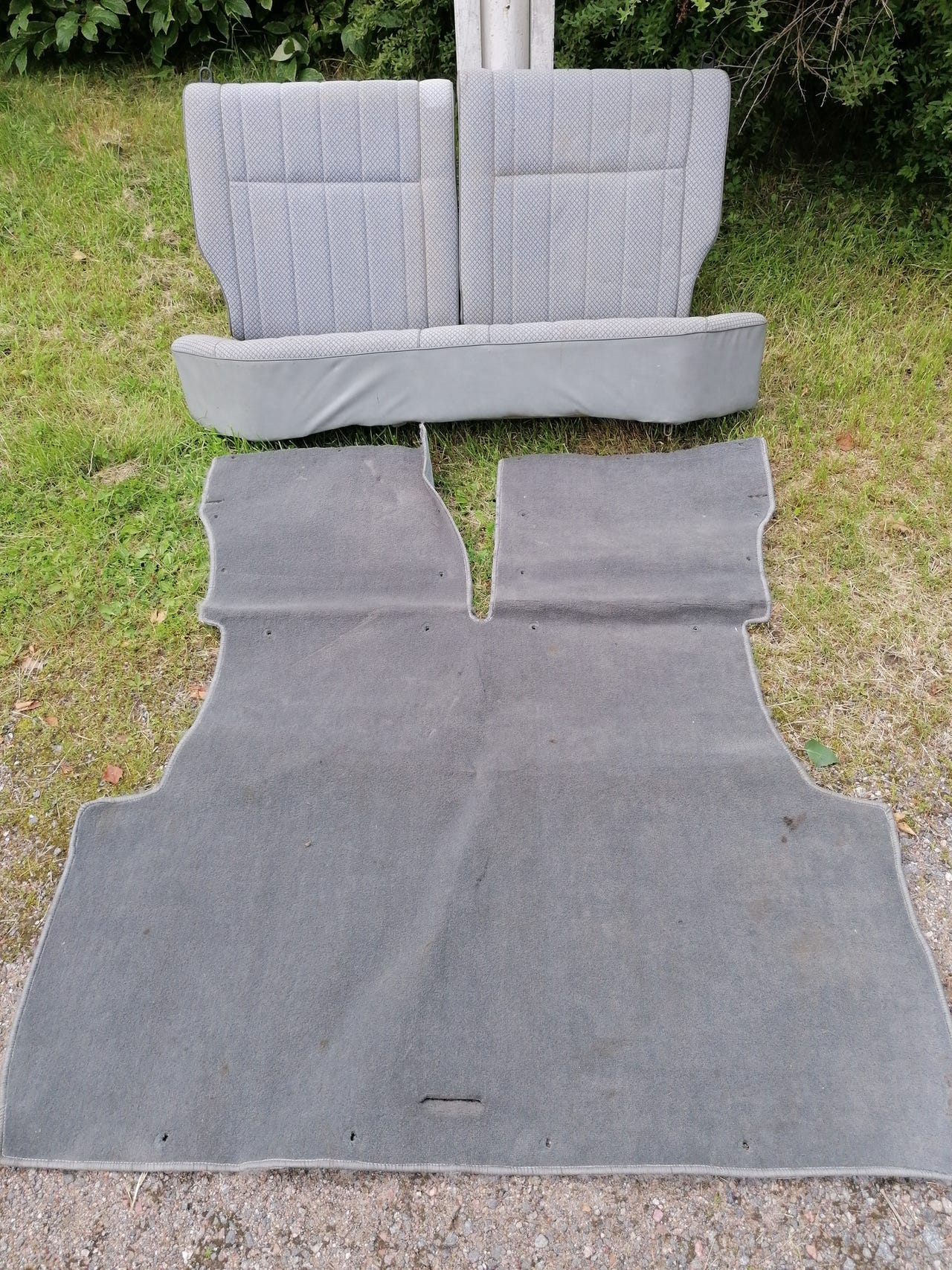 Nissan Sunny wagon 1986 takapenkki ja tavaratilanmatto siistit j