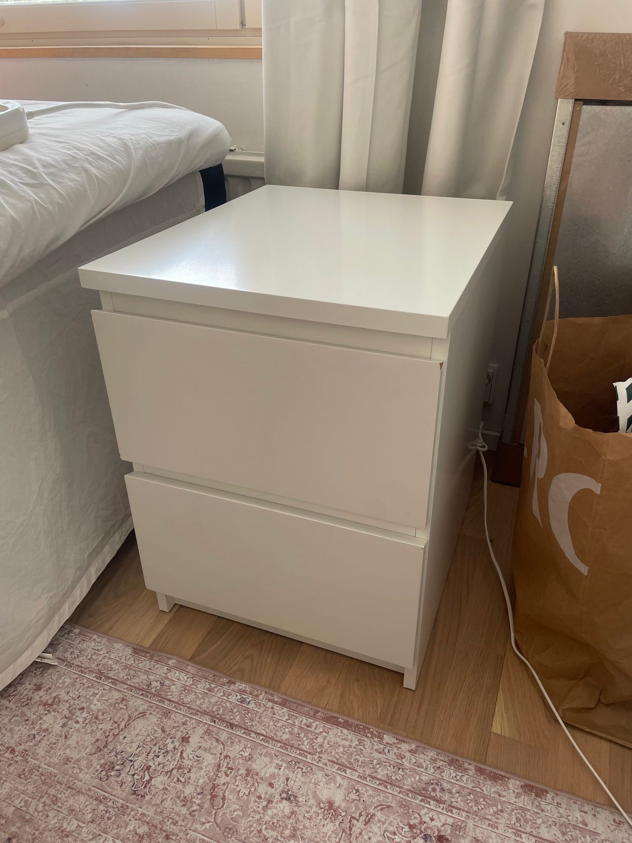 IKEA valkoinen malm yöpöytä