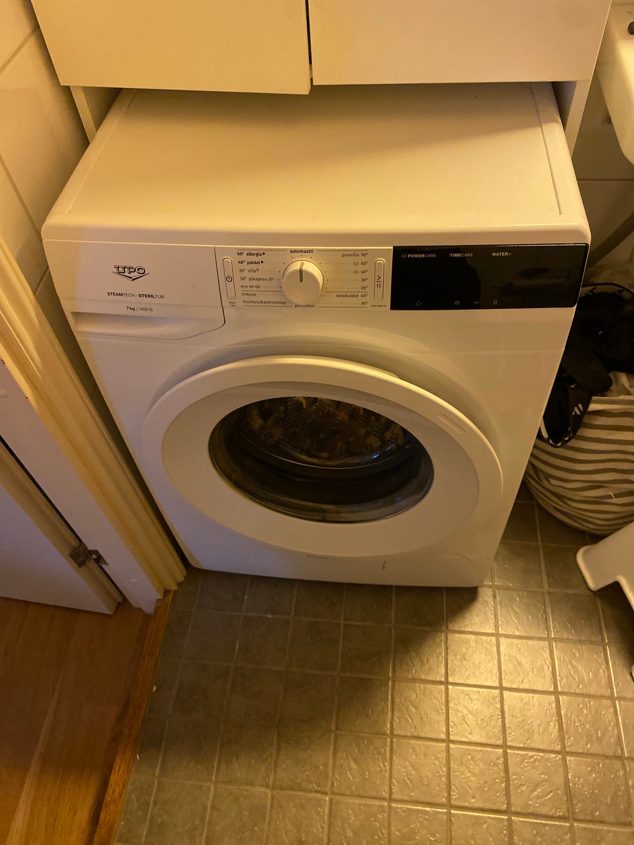 UPO edestä täytettävä pesukone valkoinen