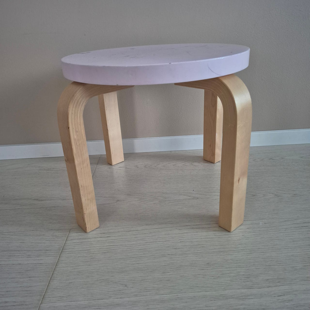 Artek Alvar Aalto NE60 jakkara vaaleanpunainen koivu