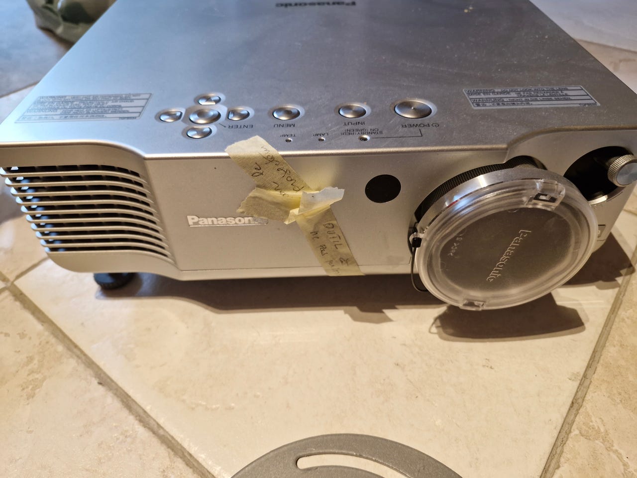 Panasonic PTAE900E LCD-videoprojektori ja valkokangas 225 cm