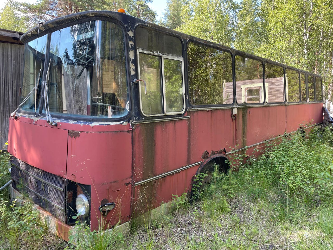 Vanha punainen linja-auto projektiksi