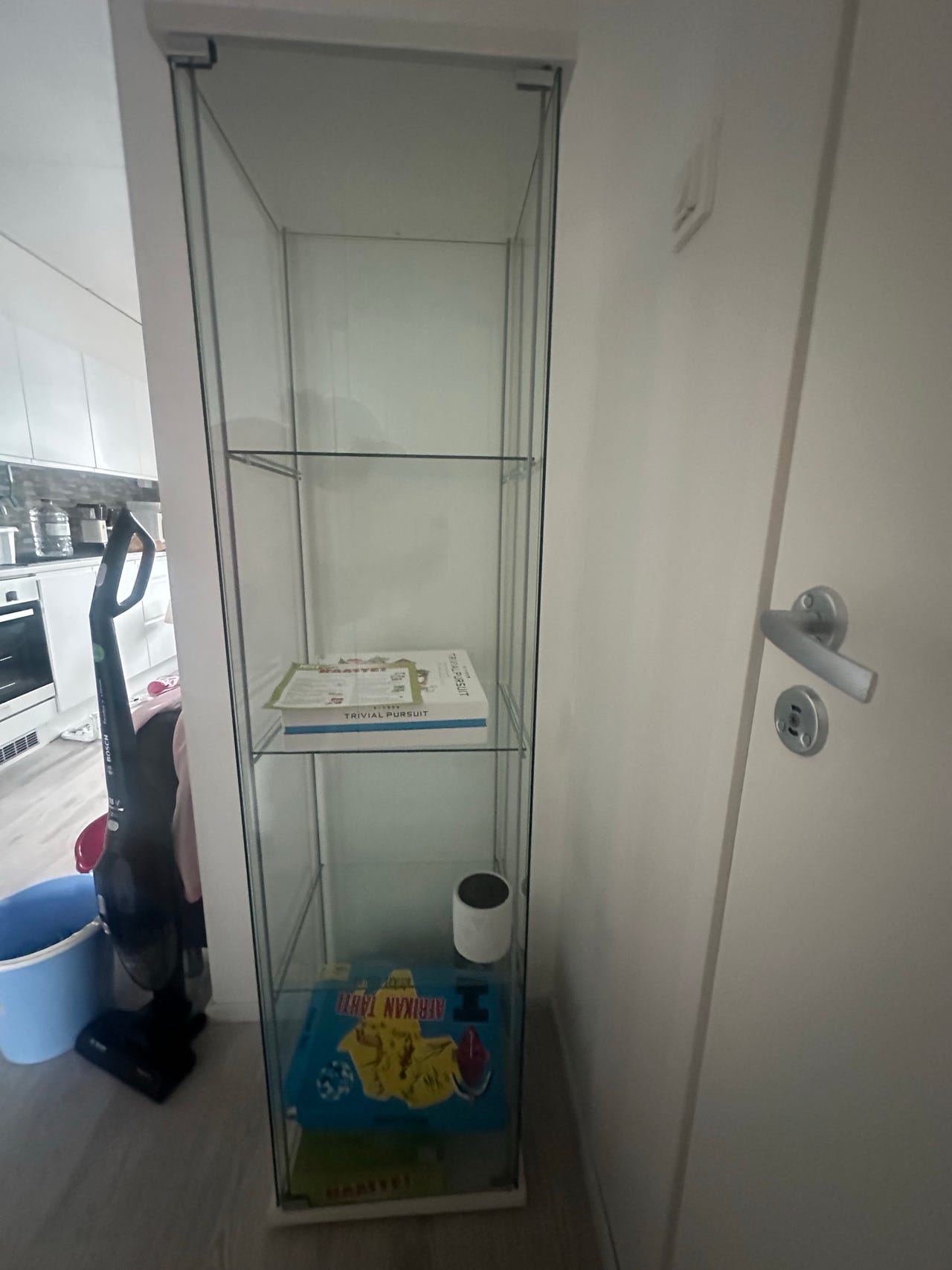 Ikea lasivitriini valkoinen