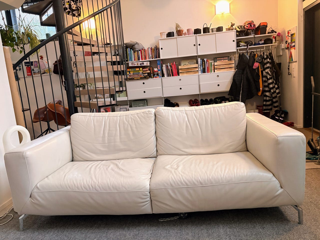 Natuzzi 2,5-istuttava valkoinen nahkasohva