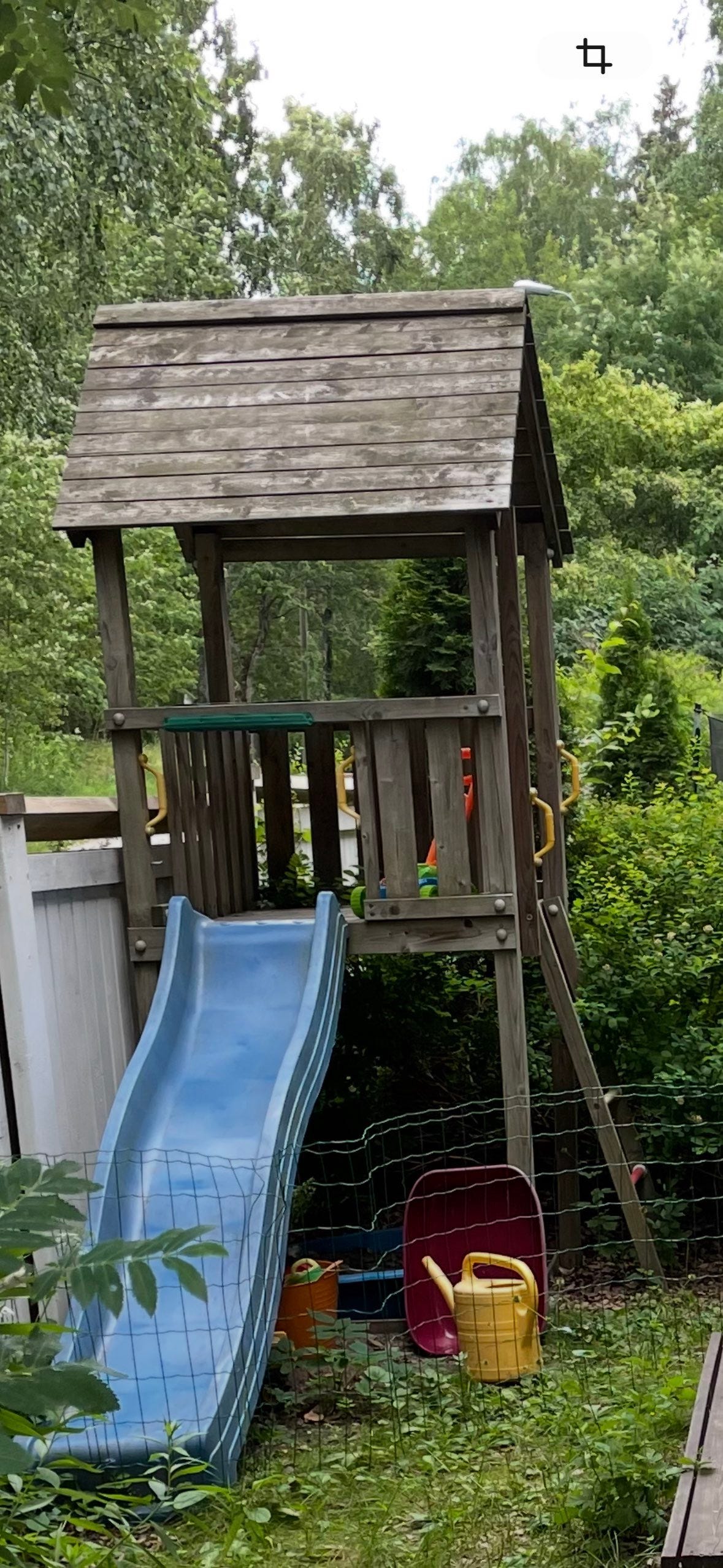 Jungle Gym Club leikkitorni liukumäellä ja kahdella keinupaikalla