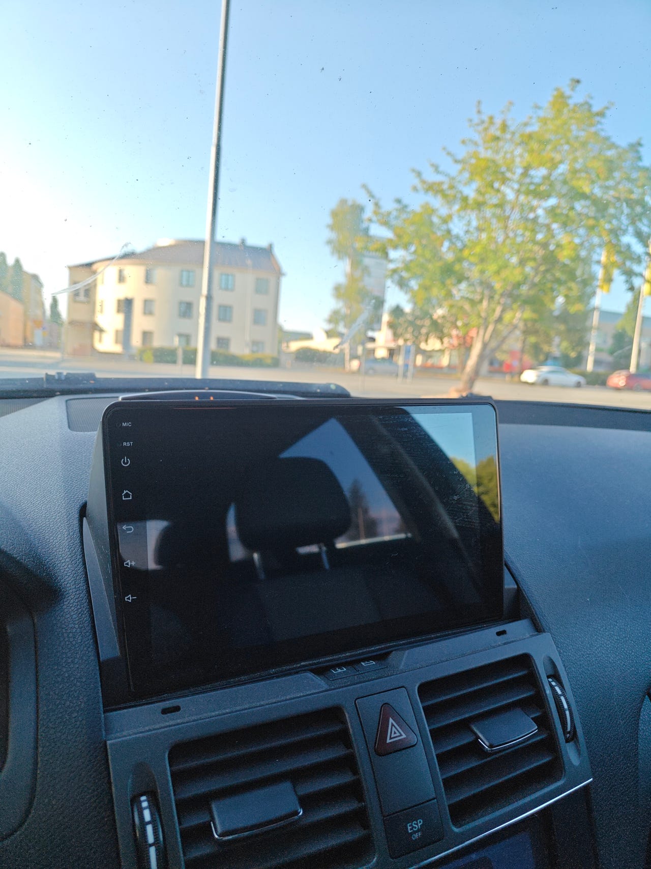 Auton kosketusnäyttösoitin Android-näytöllä