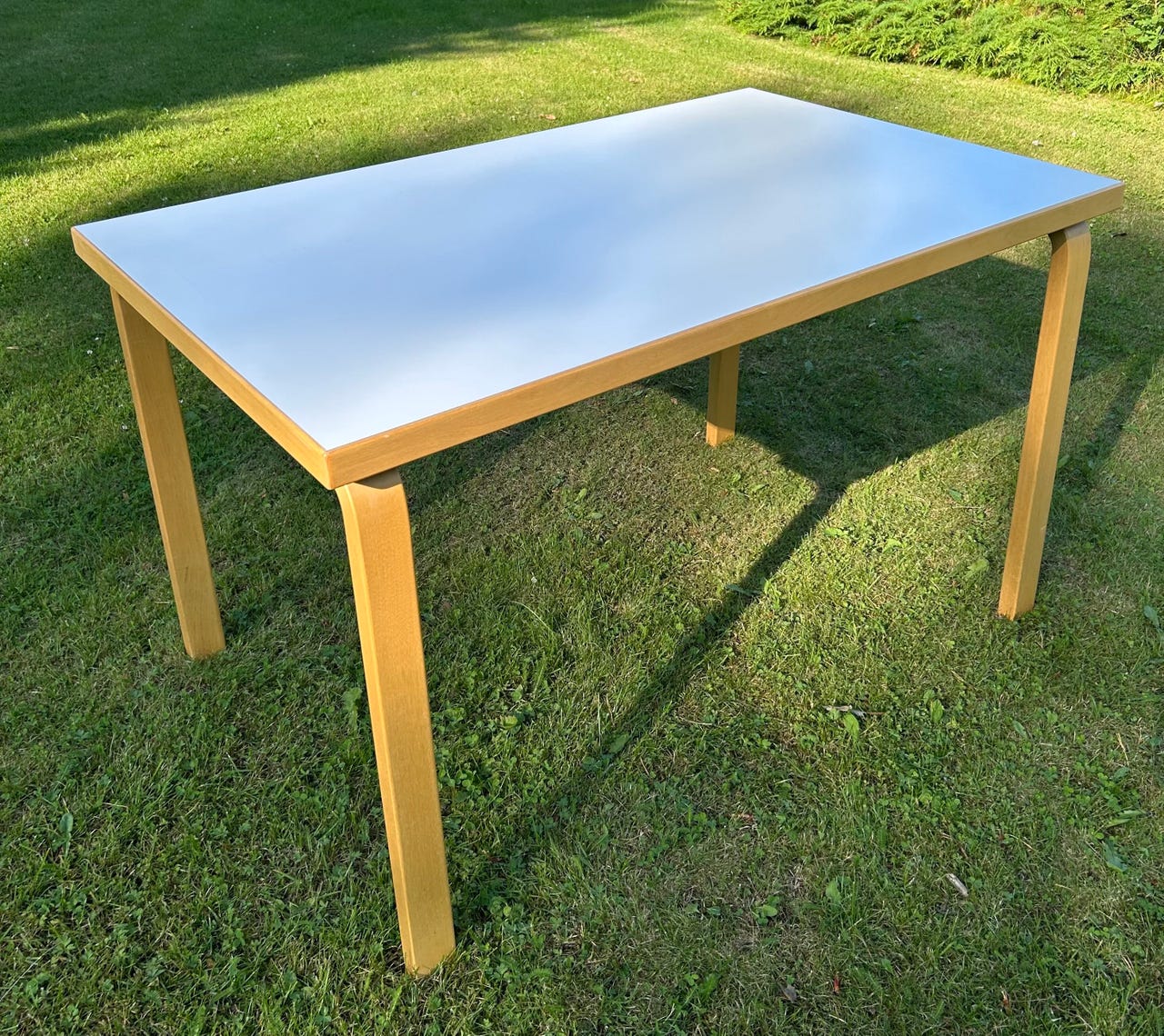 Artek 81b ruokapöytä
