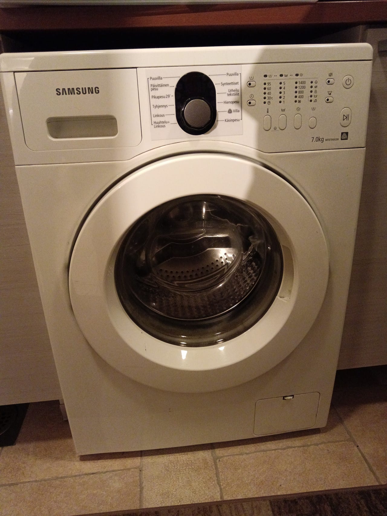 Edestä täytettävä pesukone