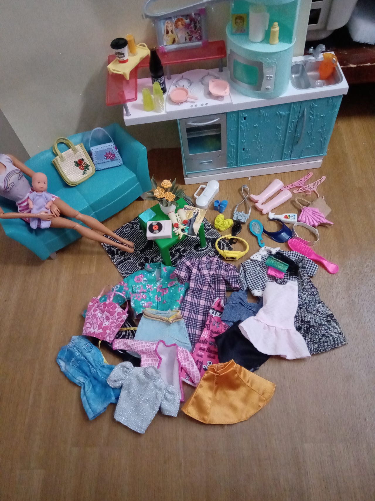 Barbie nukke ja vaatteita sekä keittiö- ja olohuoneleikkejä Varat