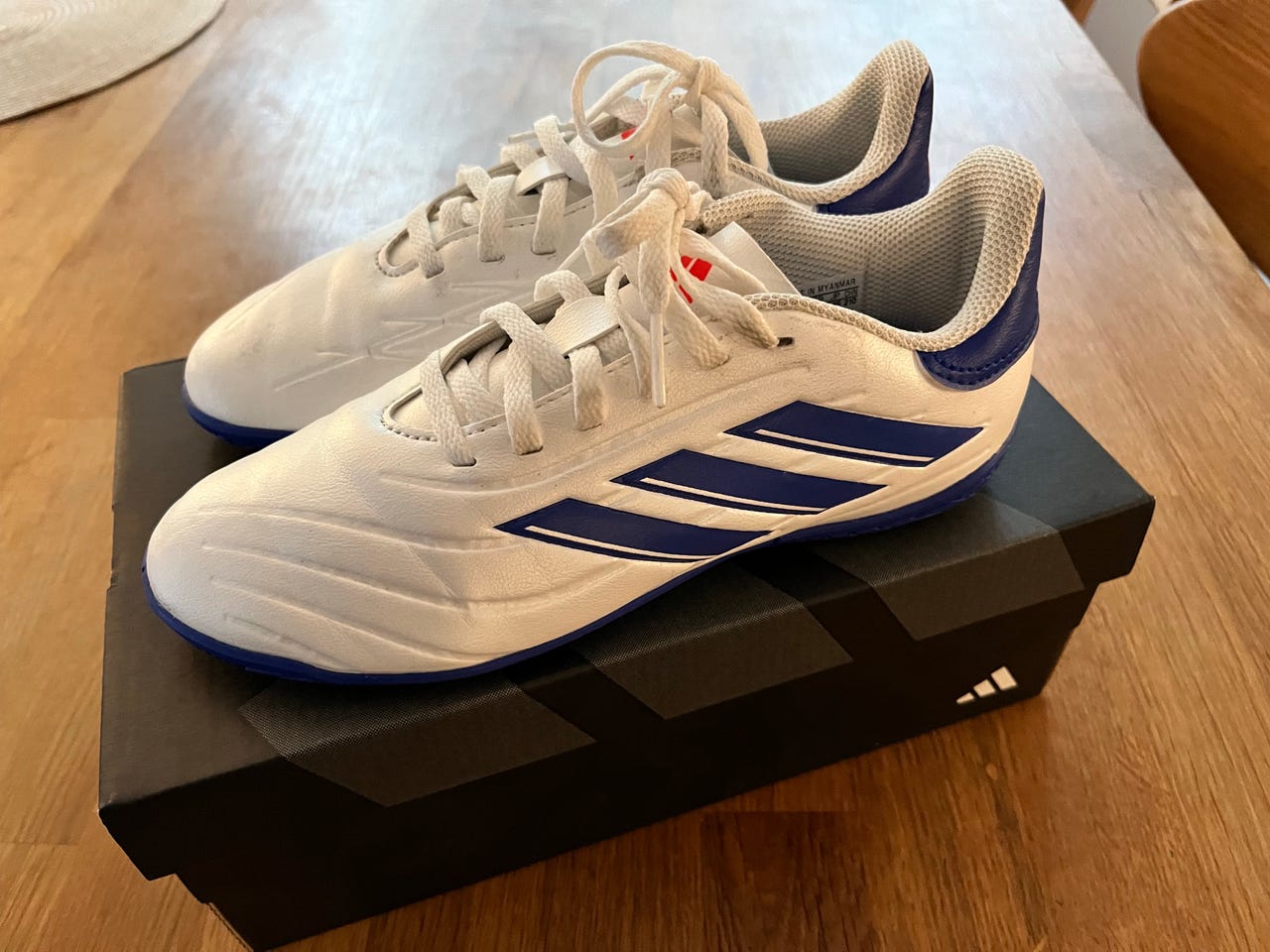 Jalkapallokengät Adidas futsal koko 35
