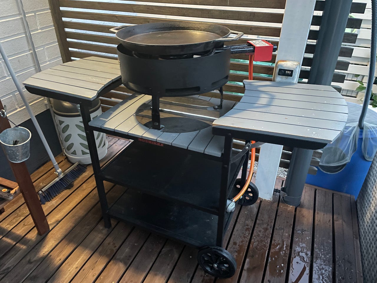 Muurikka kaasugrilli/kaasupoltin vaunulla + 45 cm pannu + 10 kg k