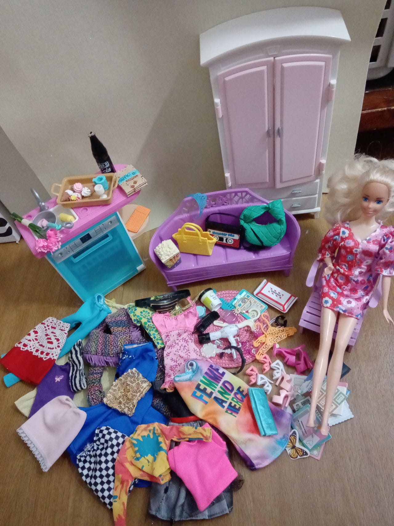 Barbie nukke ja vaatesetti leikkikalusteilla