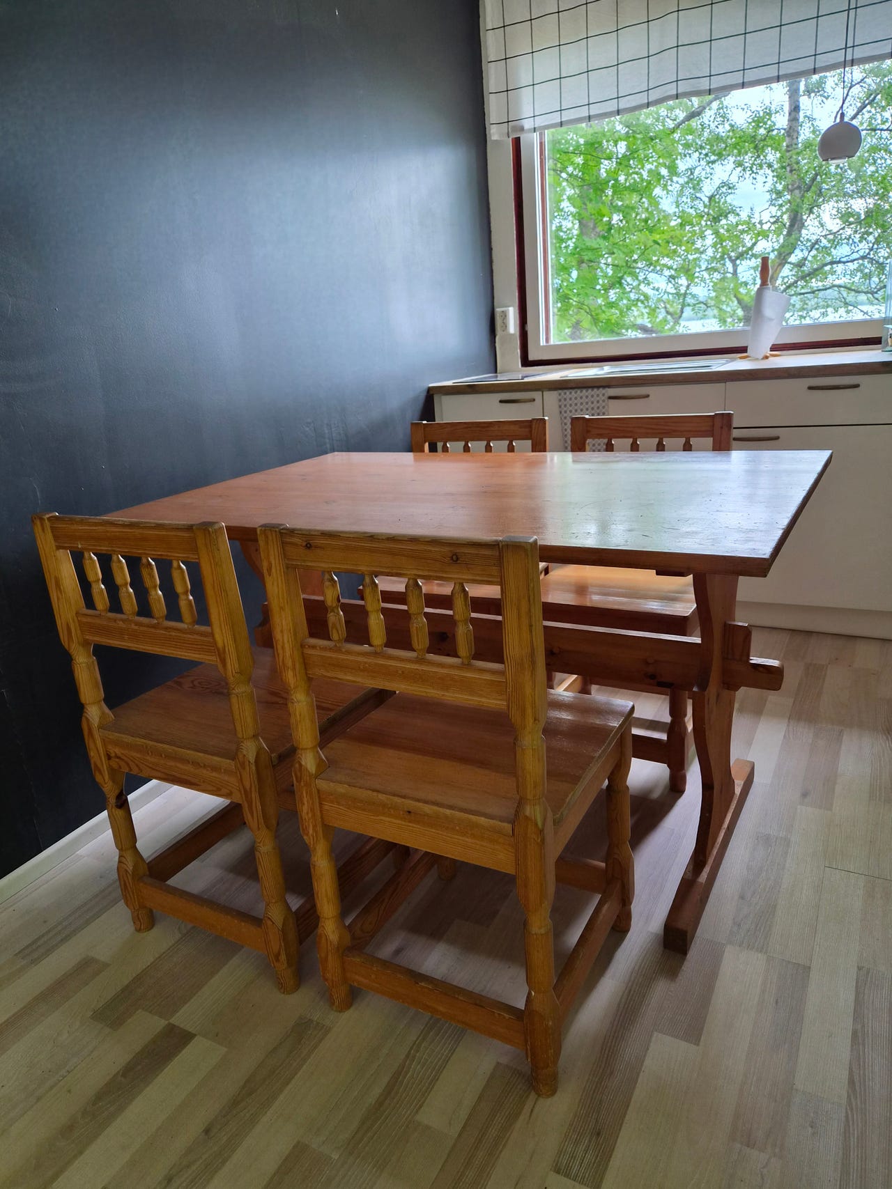 Mäntyinen pöytä ja neljä tuolia