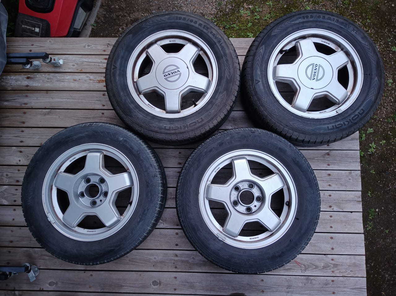 Alkuperäiset Volvo-alumiinivanteet Nokia 195/65R15 -kesärenkailla