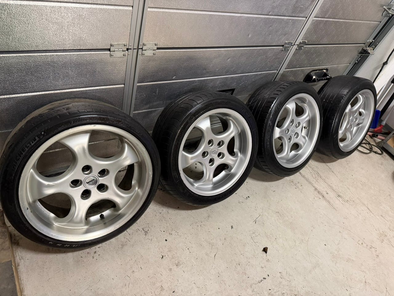 Brock Car Fashion alumiinivanteet renkailla