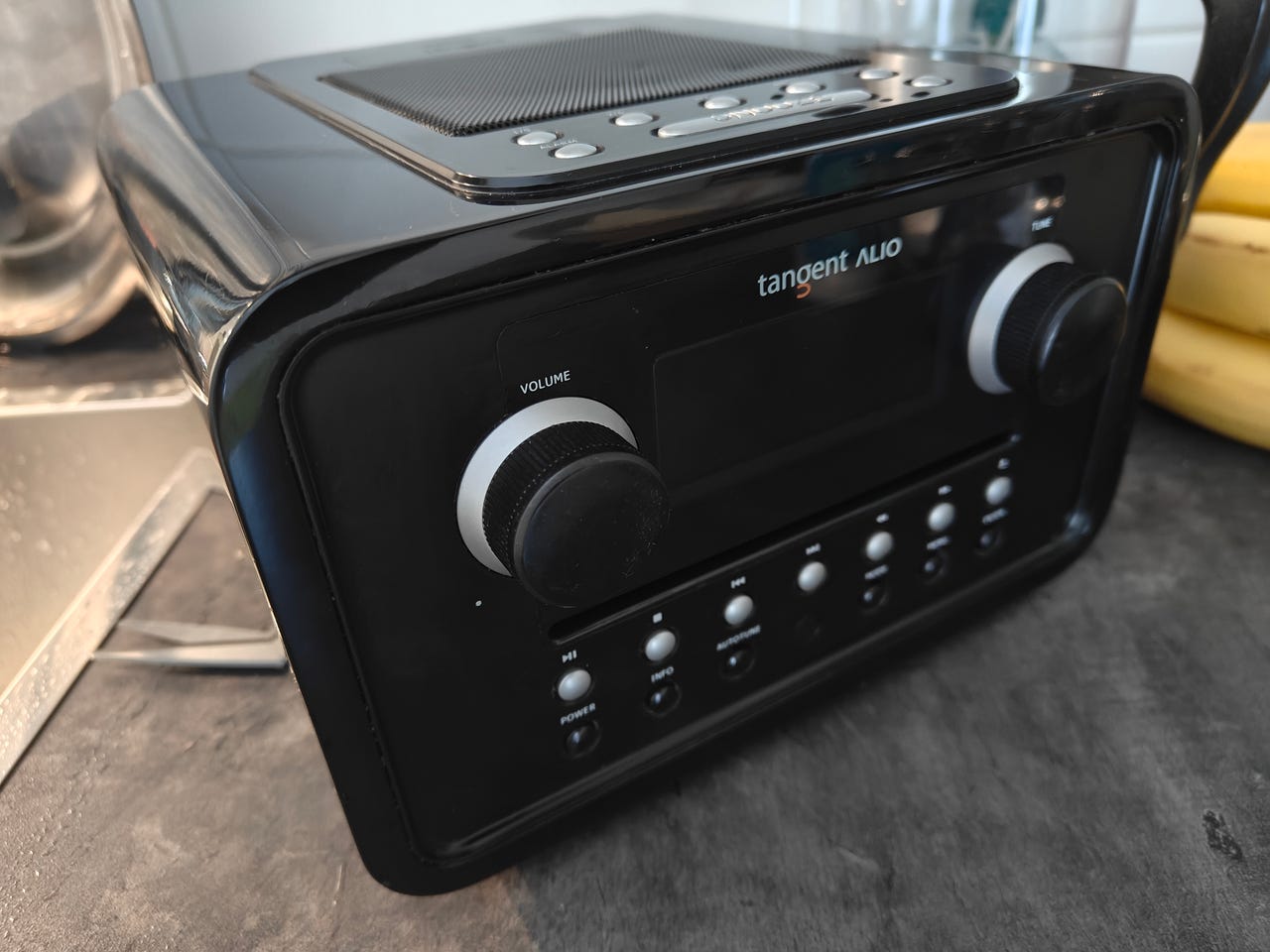 Tangent Alio Baze -pöytäradio CD-soittimen ja Bluetooth-yhteyden