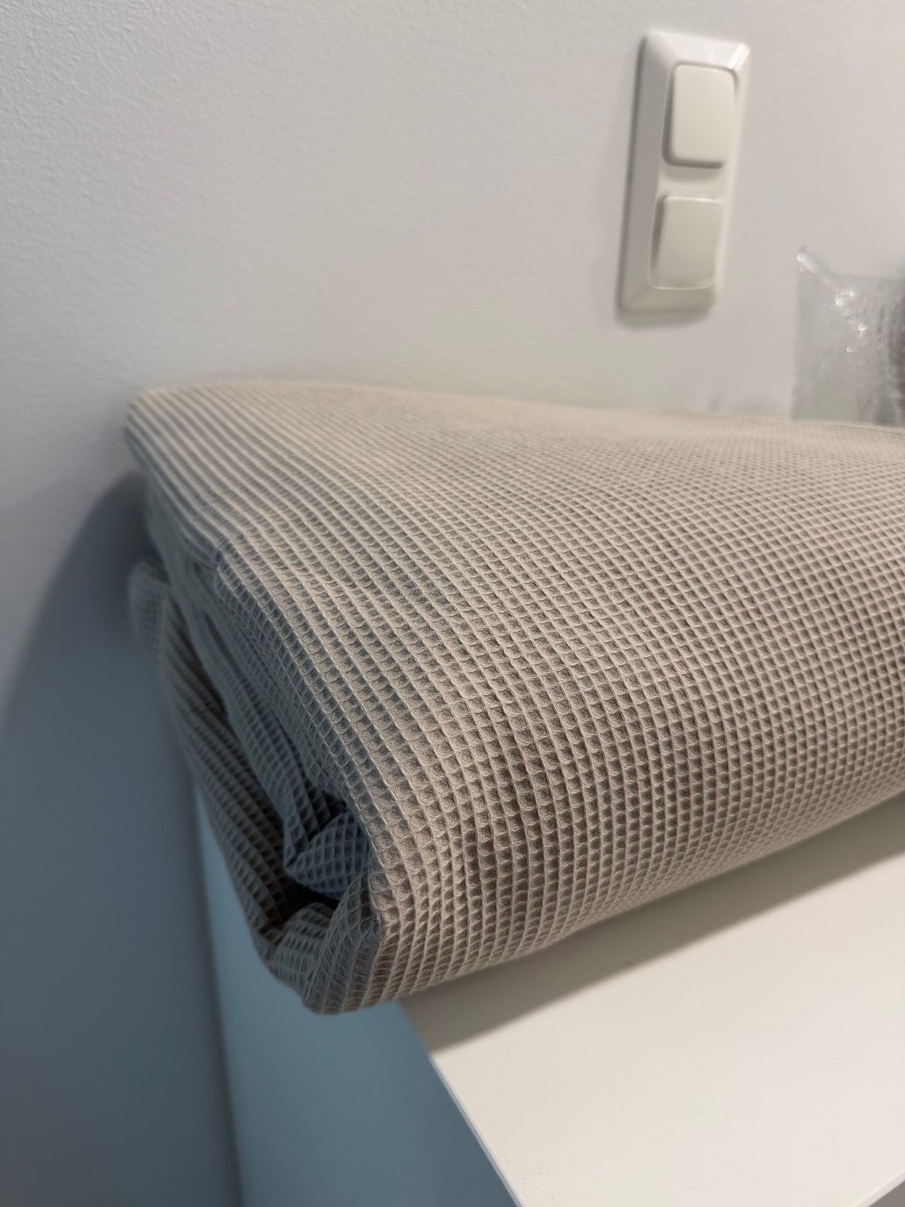 Beige päiväpeitto parisänkyyn
