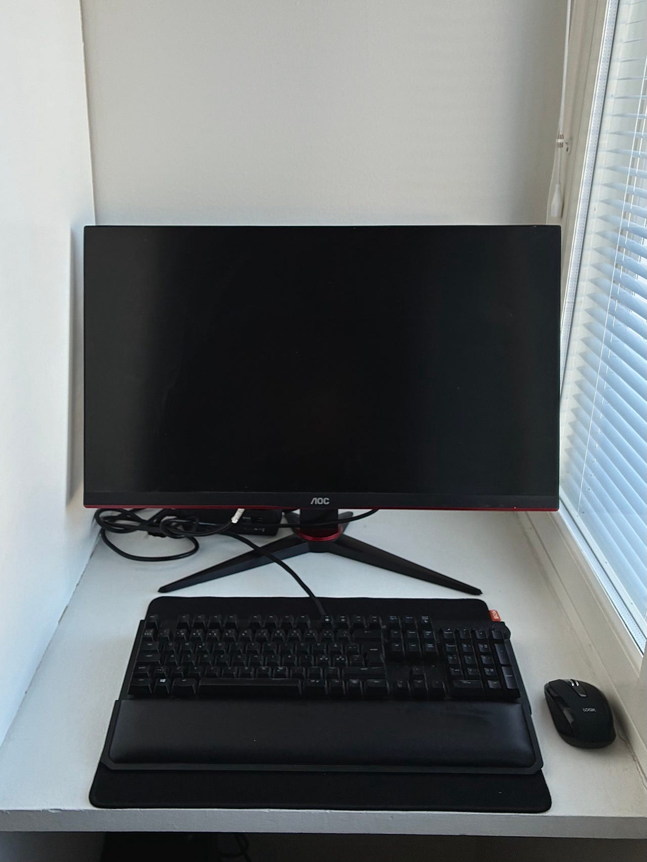 HP Pavilion Gaming Desktop + AOC Q27G2E/BK 27” QHD 155 Hz näyttö
