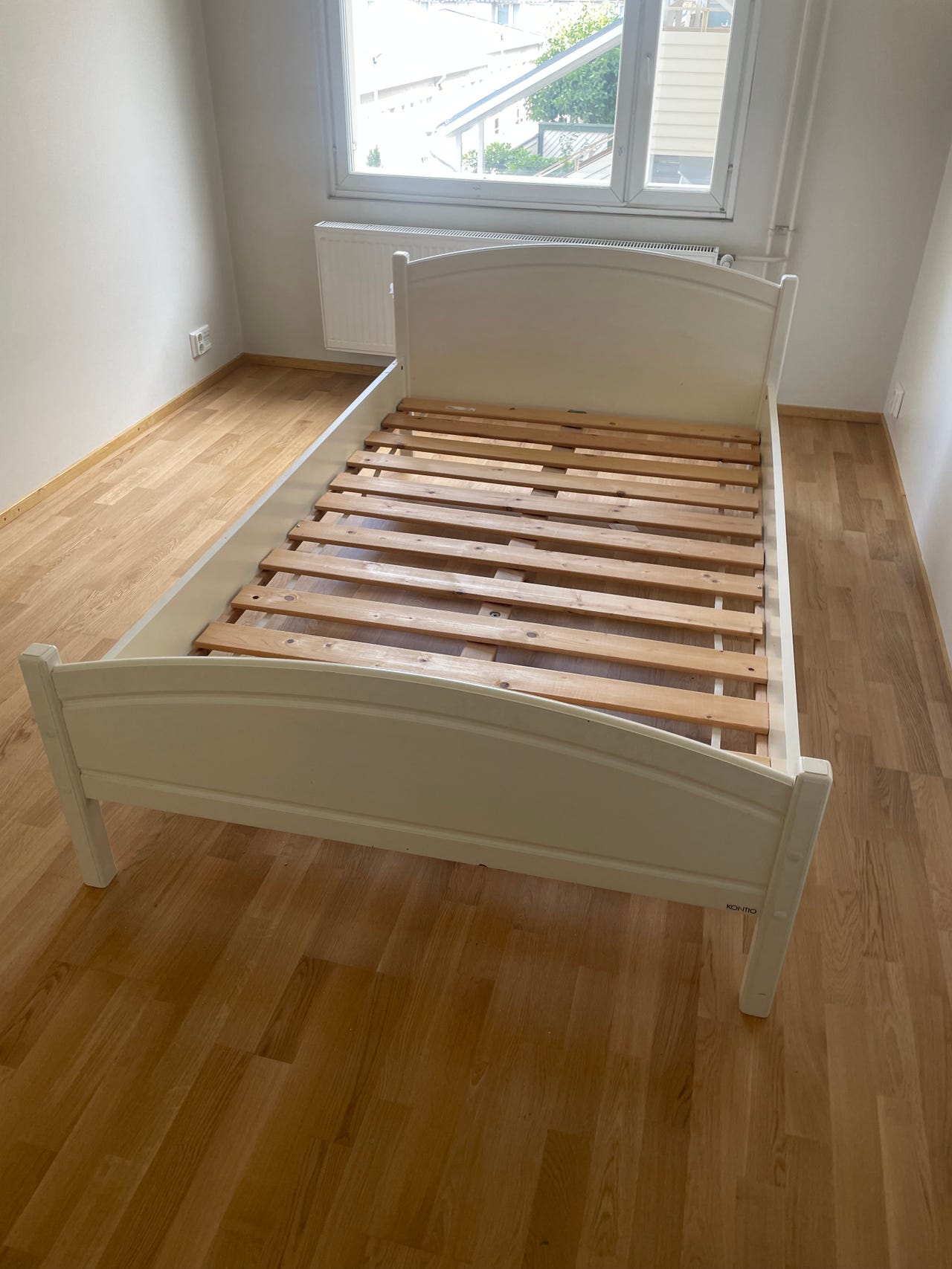 Kaunis puinen sängyn runko