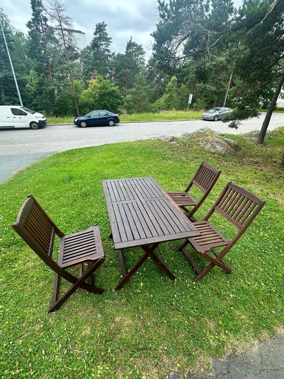 Puutarhakalusteet - parveke / Terassi pöytä ja kolme tuolia